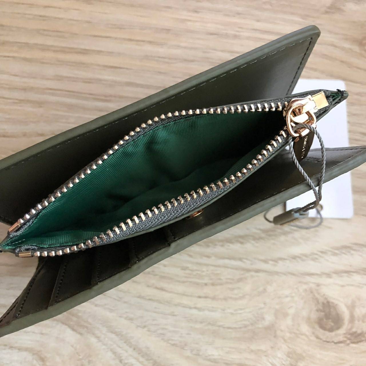 Charles & Keith Classic Snap-Button Wallet กระเป๋าสตางค์ใบสั้นพับ 2 ตอน ด้านหน้ามีโลโก้แบรนด์ เปิด - ปิดด้วยกระดุม ภายในมีช่องใส่ธนบัตร ช่องใส่บัตร และช่องซิปใส่เหรียญ