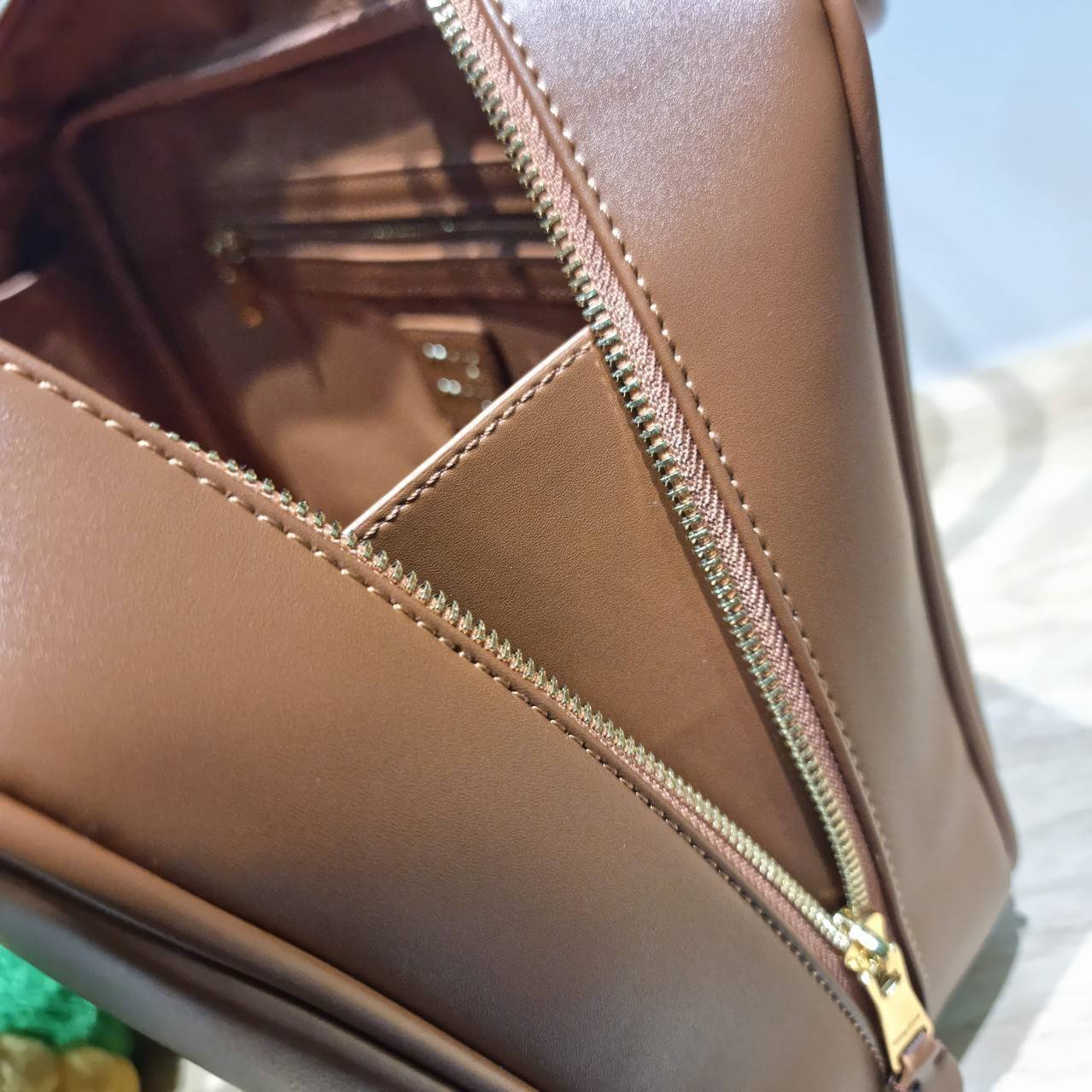 MIU MIU LEATHER BEAU BAG กระเป๋าถือรุ่นสุดจึ้ง ที่ไม่มีตอนนี้คือพลาด ดีไซน์เรียบแต่มากมีอยู่จริง สวยดูแพง หูจับในตัวง่ายและสะดวกพกพา เพียงแค่คล้องไหล่ ขนาดใหญ่จุของได้แบบสบายๆ