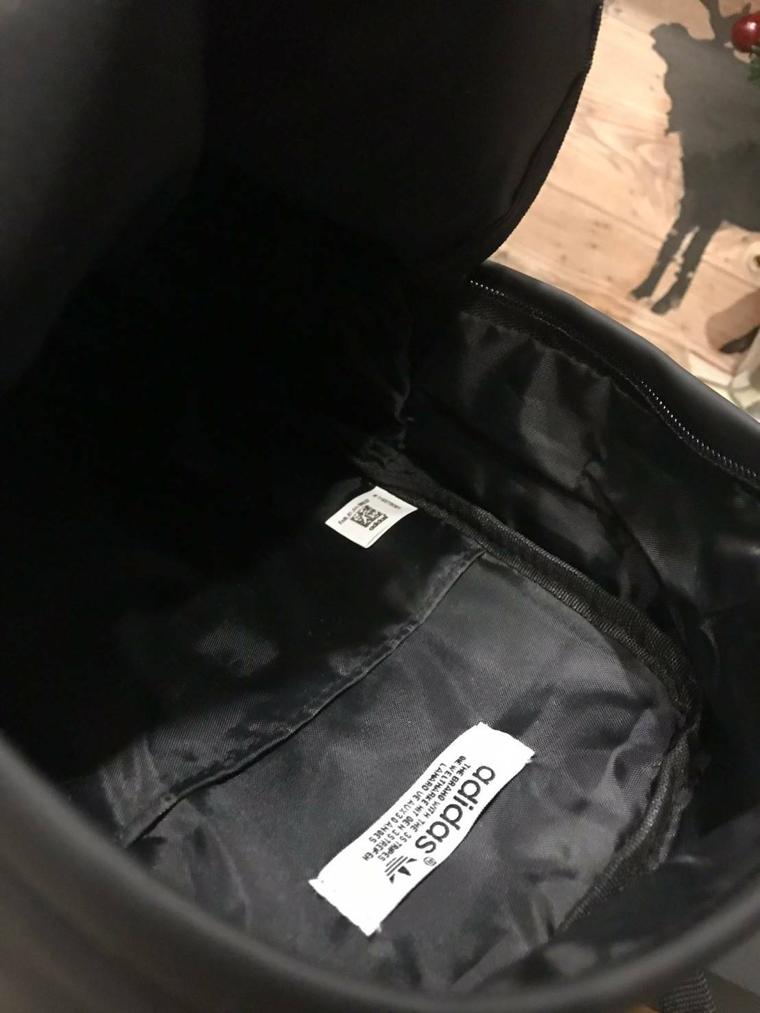 Adidas Originals 3D Mini Backpack & Shoulder Bag หนึ่งในคอลเลคชั่นสไตล์สปอร์ตดีไซน์สุดฮิตจาก ISSEY MIYAKE ใช้ได้ทั้งชายหญิง ขนาดกลางกำลังดี น้ำหนักเบา เปิดปิดด้วยซิปคู่โลโก้แบรนด์ ภายในกว้างมีช่องใส่มินิไอแพคแยกเป็นสัดส่วน มีสายสะพาย2เส้น ดัดแปลงได้หลายรู