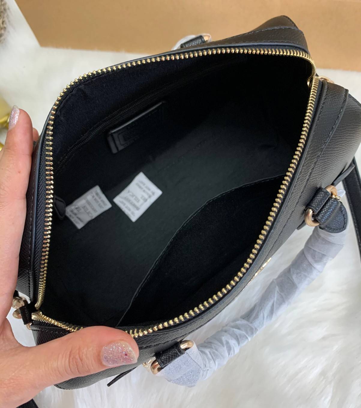 COACH ROWAN SATCHEL BAG ((79946)) กลับมาอีกครั้ง พร้อมสีหายากค่ะ! กระเป๋าหิ้วทรงหมอนสุดฮิตของสาวๆ//สะพายข้างได้ หนังแท้ ลายหนังสวย ทรงสวย ด้านหน้ามีช่องซิปให้หนึ่งช่อง เปิดปิดช่องหลักแบบซิป ภายในกว้างใส่ของจำเป็นของสาวๆได้ครบ มีช่องเล็กและช่องซิปใส่ของจุก