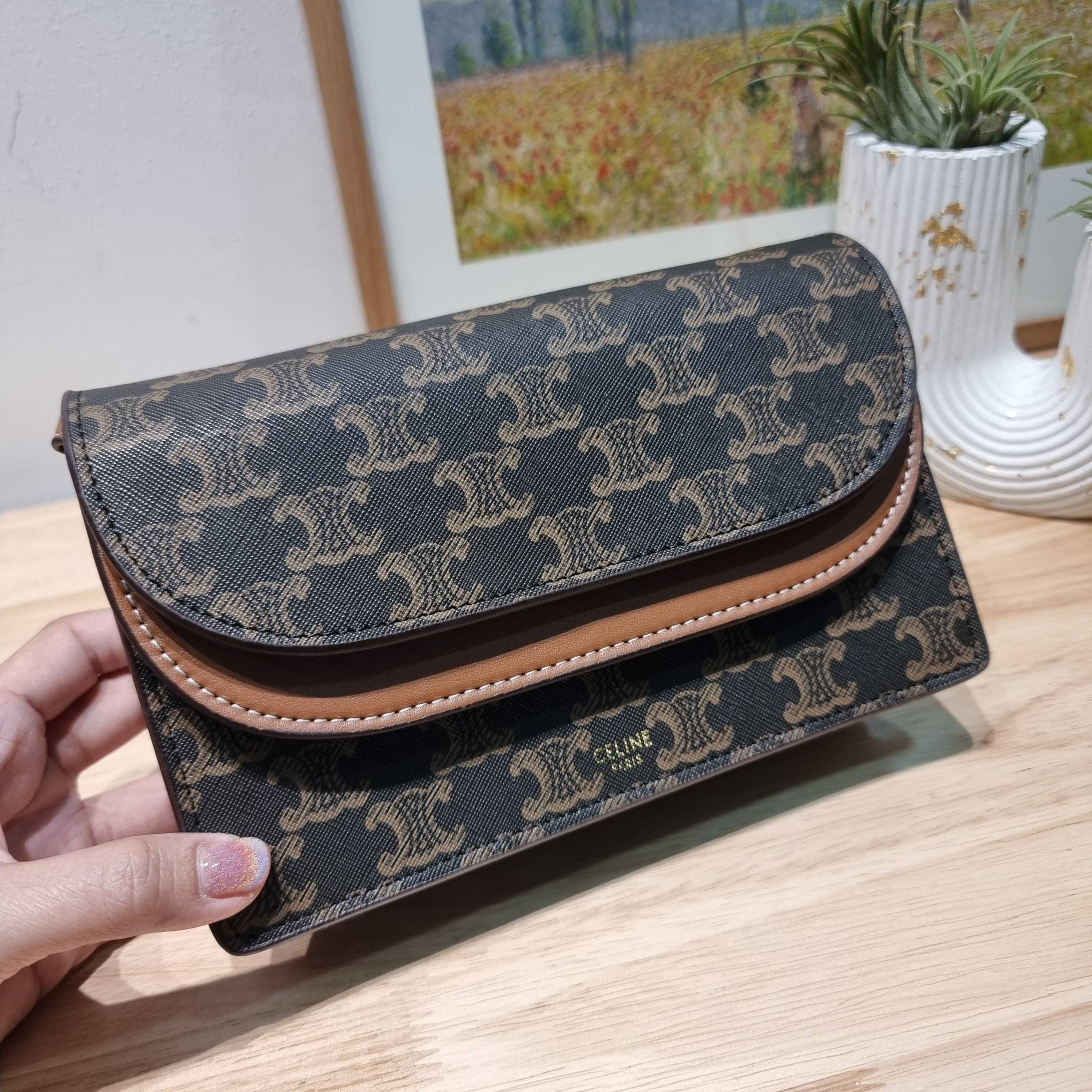 CELINE WALLET ON STRAP IN TRIOMPHE CANVAS AND LEATHER อีกหนึ่งรุ่นยอดนิยม กระเป๋าสะพายกึ่งคลัทช์ ในรูปแบบกระเป๋าสตางค์ ให้พกพาได้ง่าย ใส่ของสำคัญ มือถือ หรือบัตรต่างๆได้