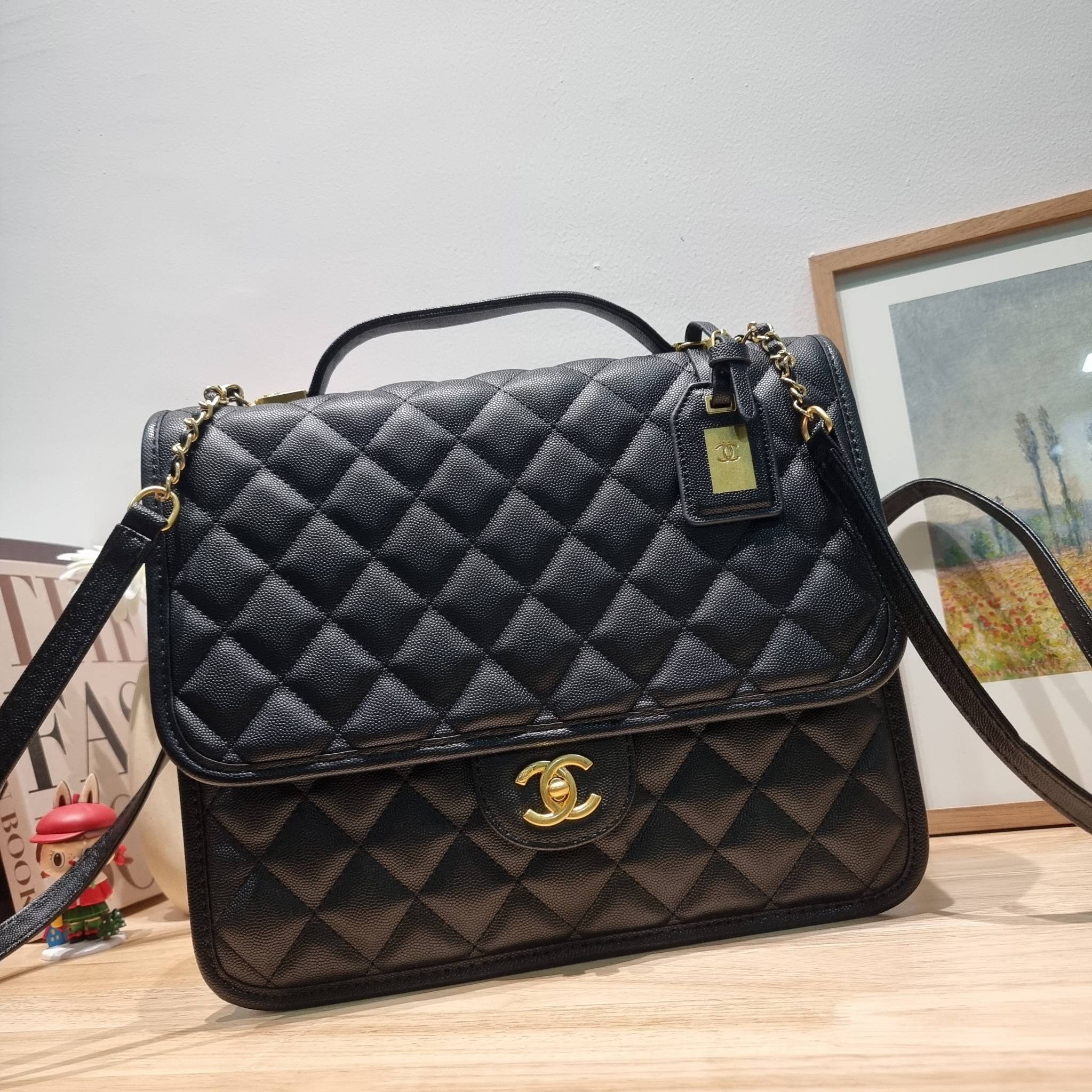 Chanel 22k backpack ที่สุดของไอเท็มที่ตัวแม่ยังต้องมี กับกระเป๋าสะพายทรงเป้ ดีไซน์สุดชิค รูปทรงสวยเป็นเอกลักษณ์ ใบใหญ่จุของคุ้ม สะพายออกทริปไปเที่ยวได้สบายๆ วัสดุหนังลายคาเวียร์ ผิวสัมผัสดี