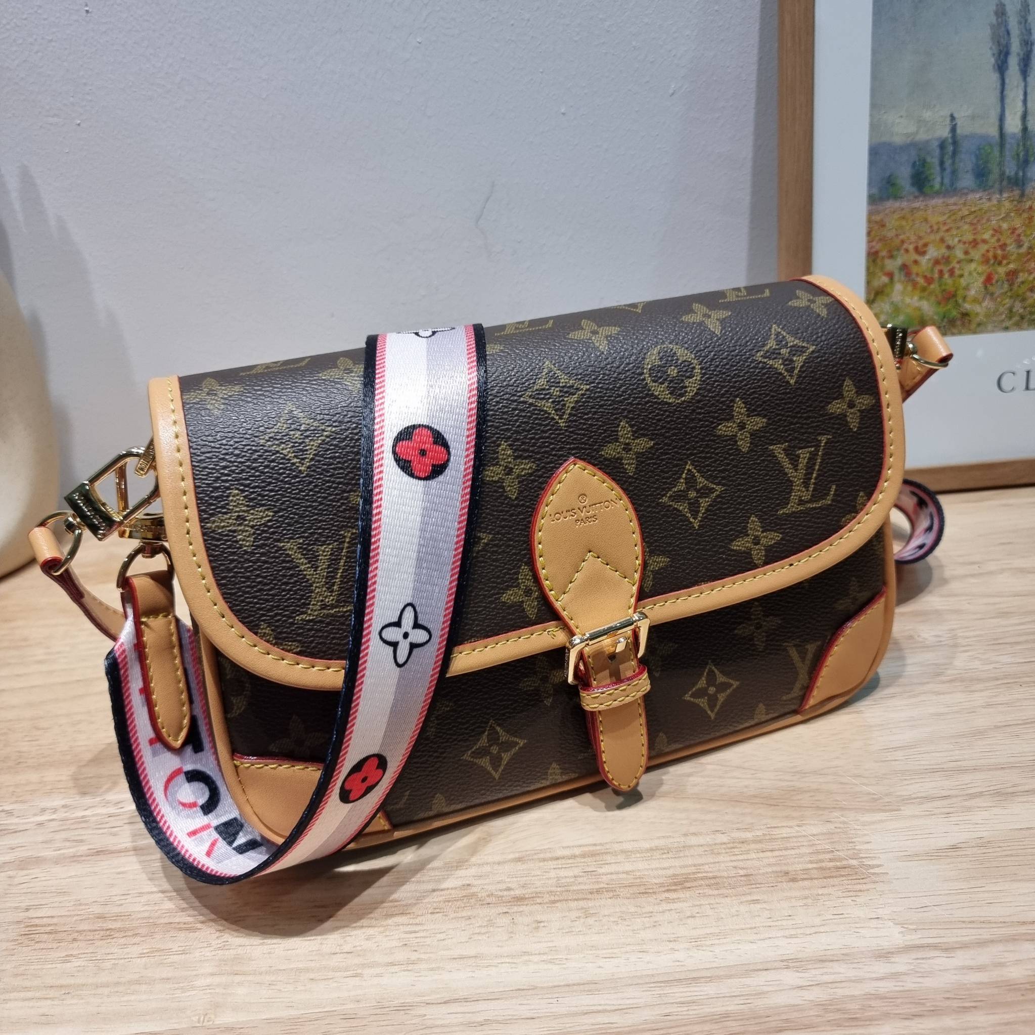 LV Diane Monogram Bag / LV multi handbag กระเป๋ามัลติฟังก์ชั่นสุดคุ้ม ดีไซน์ออกมาน่ารักน่าใช้มากๆ วัสดุหนังแคนวาส มีสายมาให้ถึง 2 แบบ สายหนังคล้องไหล่ได้ และสายสปอร์ตครอสบอดี้ได้ ปรับเปลี่ยนใช้ตามลุคแต่ละวันได้เลย