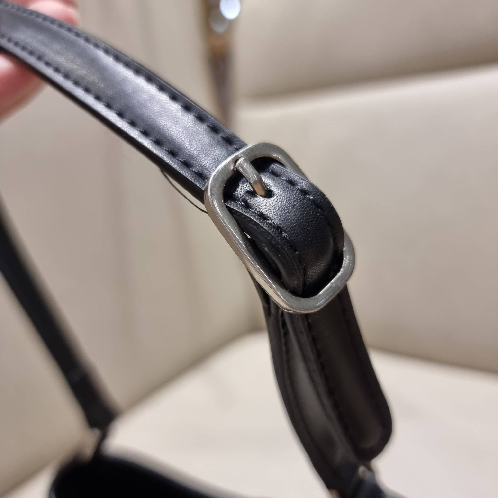 Balenciaga XX small leather shoulder bag กระเป๋าสะพายดีไซน์สวยเลิศ!! ไม่ซ้ำ เอกลักษณ์ที่โดดเด่นด้วยรูปทรง และขนาดที่กำลังเหมาะใช้งาน พร้อมดีไปหมด!! วัสดุสังเคราห์เรียบหรู ปากกระเป๋ามีแถบแม่เหล็กคาดกันของหล่นได้ ภายในกระเป๋าเป็นช่องโล่ง มีช่องซิป และช่องย่