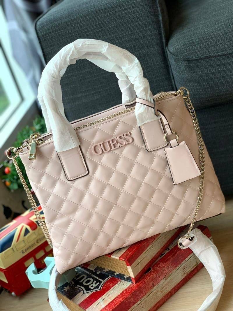 Guess Elliana Quilted-Look Handbag กระเป๋าสะพายรุ่นใหม่ล่าสุดจาก Guess วัสดุหนังนิ่มเรียบ แต่งลายตารางสวยดูมีดีเทล ขนาดกำลังดี น้ำหนักเบา ด้านหน้าประดับโลโก้แบรนด์แบบนูน มีช่องใส่ของหลายช่อง เปิดปิดด้วยกระดุมแม่เหล็กและช่องซิป ภายกว้างมีช่องใส่ของแยกเป็นส