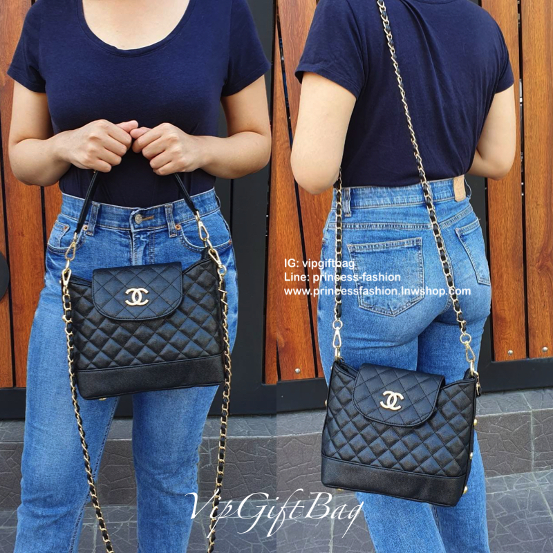 CHANEL VIP GIFT SHOULDER BAG รุ่น Limitedจากงาน VIP GIFT(GWP) ของแท้100% วัสดุหนังคาเวียร์เต็มใบ เปิดปิดด้วยซิปอะไหล่ทอง ด้านในใส่ของได้เยอะ มาพร้อมสายสะพาย2สายแบบ ทั้งสายโซ่สลับหนังและสายกนังคาเวียร์ ถนอมไหล่ ถอดออกได้ สวยหรูในราคาที่เอื้อมถึง ห้ามพลาดนะ