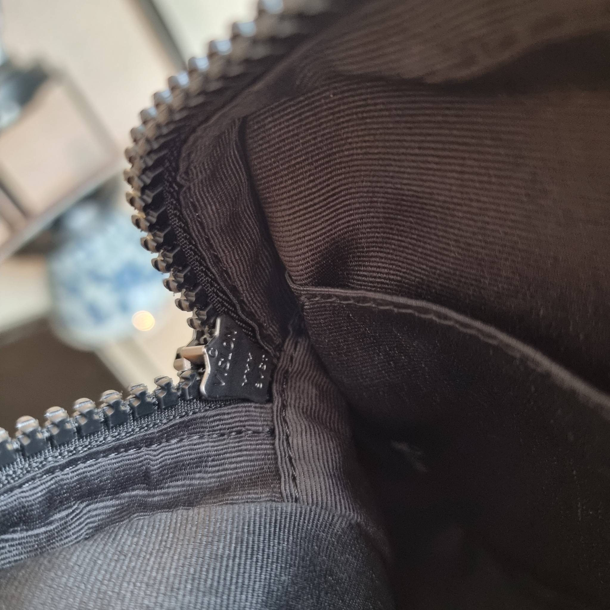 COACH TRACK CROSSBODY IN COLORBLOCK WITH COACH PATCH C6657 C8128 หล่อบอกต่ออีกหนึ่ง กระเป๋าสะพายทรงแมสเซ็นเจอร์ รุ่นเอาใจหนุ่มๆ ที่สาวๆก็อยากใช้!! ด้วยดีไซน์สีคัลเลอร์บล็อคที่โดดเด่น ทำให้ดูน่าใช้งาน วัสดุหนังแท้ สวยคมซ่อนหรู ฝากระเป๋ามีตัวล็อคแน่นหนา เปิ