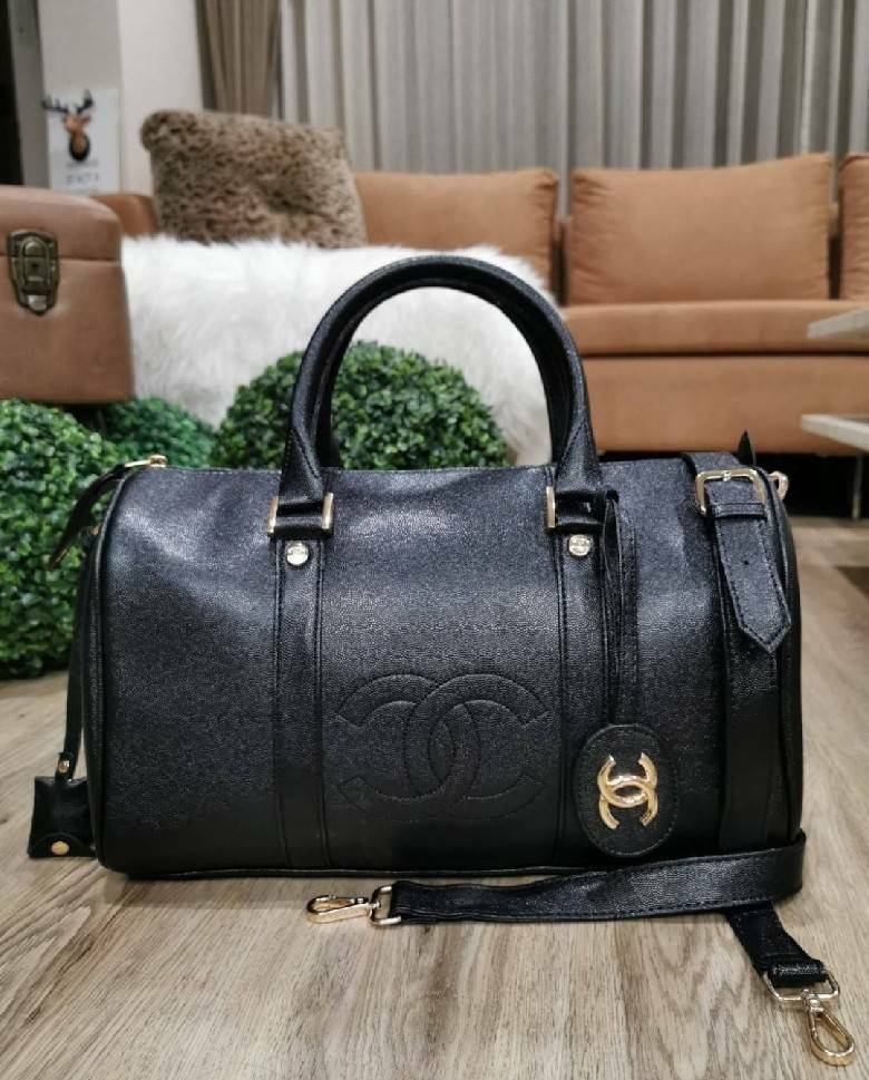 CHANEL Caviar Small Travel bag / CHANEL CAVIAR LARGE HANDBAG / chanel travel bag กระเป๋าเดินทางขนาดพอเหมาะ อะไหล่ทอง วัสดุหนังลายคาร์เวียร์ สวยหรูน่าใช้ น้ำหนักเบา มาพร้อมแท็กหนังแบรนด์อะไหล่ทอง และแท็กหนังใส่กุญแจ