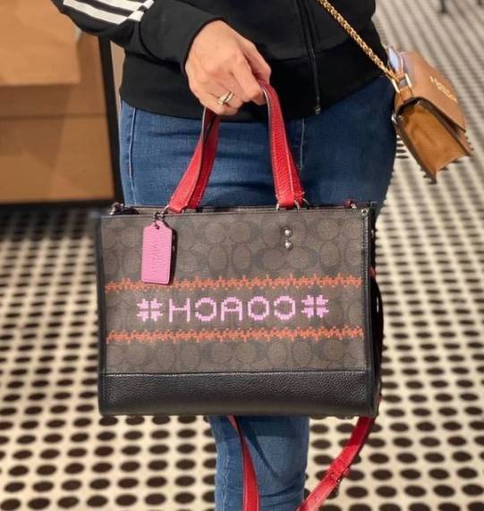 พร้อมส่ง 4ลาย 🌈ไม่มีในช๊อปไทยจร้าา😘 COACH DEMPSEY CARRYALL IN SIGNATURE JACQUARD WITH STRIPE AND COACH PATCH (C2826,C1527,C4113) พร้อมส่งความสวย! คุณภาพจัดเต็มค่ะ กระเป๋าทรงTote วัสดุ Jackquard+หนังแท้ ได้ลงตัวสวยงาม ด้านหน้ามีโลโก้แบรนด์ว