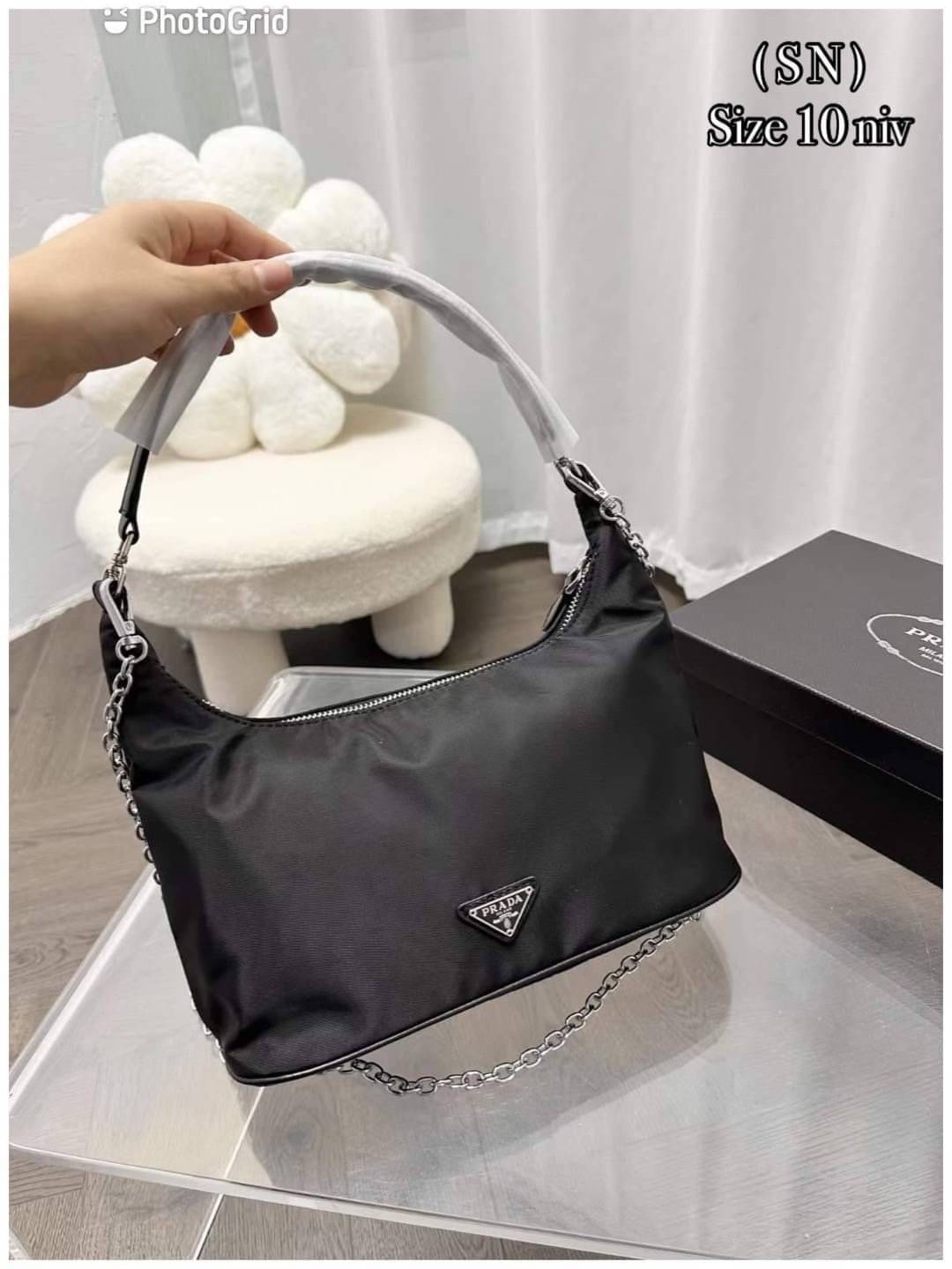 PRADA nylon shoulder bag กระเป๋าถือ/สะพายไหล่ พร้อมสายสะพายยาวโซ่สีเงินถอดได้ ขนาดกำลังดี ราคาน่ารัก อีกไอเท็มสุดคุ้มที่ทุกคนต้องได้มีสวยก่อนใคร!