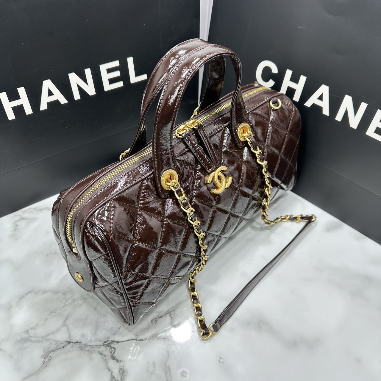 ORI หนังแท้ | Chanel Large Bowling Bag Crumpled Leather / Chanel Keepall Bag กระเป๋าถือ กระเป๋าสะพายรุ่นใหม่ล่าสุด ดีไซน์หนังยับเงา รูปแบบเรียบหรูหราใช้งานง่าย สวยงามตามแบบฉบับแบรนด์