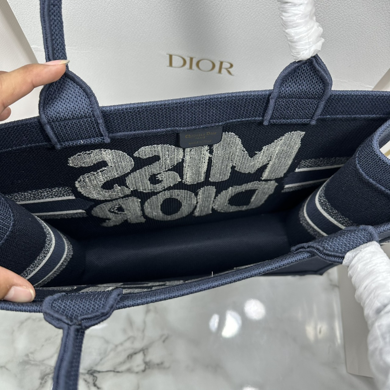 ORI หนังแท้ | Dior BookTote Blue Miss Dior Embroidery Tote Bag กระเป๋าทรงโท้ทคอลใหม่ โทนดำคลาสสิก สวยงามและหรูหรา
