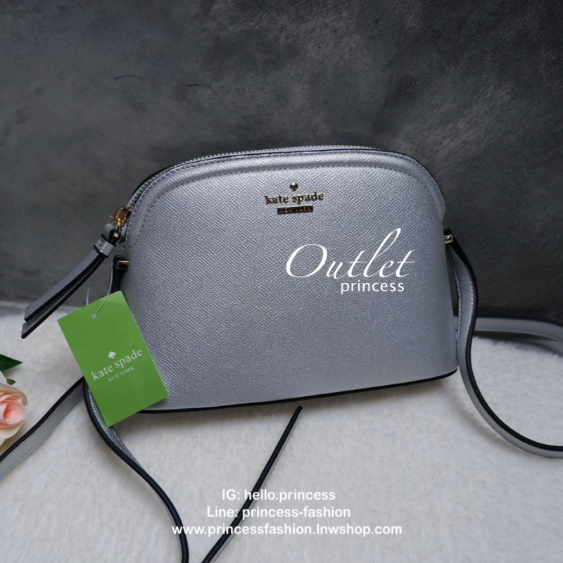 Katespade Crossbody Bag ด้านหน้าติดโลหะชื่อแบรนด์อะไหล่สีทอง เปิดปิดด้วยช่องซิป ด้านในเป็นช่องใส่สิ่งของ และมีป้ายหนังปั๊มโลโก้แบรนด์ ผ้าบุเป็นลายแบรนด์อีกด้วย รุ่นนี้มาพร้อมสายสะพายยาวปรับระดับได้ ทรงนี้สะพายกี่ทีก้อไม่มี out นะจ้ะสาวๆ