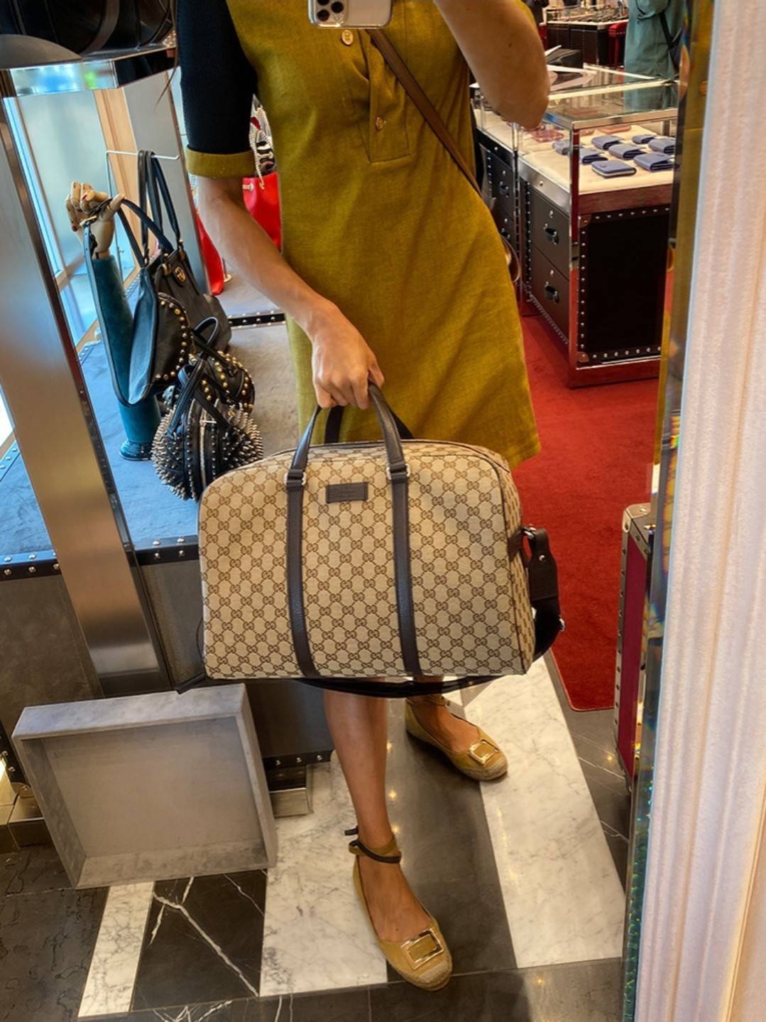 GUCCI Monogram Boston Duffle Bag / Gucci boston travel bag ใหม่ไปเลยกับกระเป๋าเดินทาง เตรียมความพร้อมสำหรับทริปเที่ยวช่วงสิ้นปี!! ดีไซน์เรียบง่าย แฝงความคลาสสิค ที่ใช้ได้ทั้งชายและหญิง วัสดุผ้าแคนวาสทนทาน
