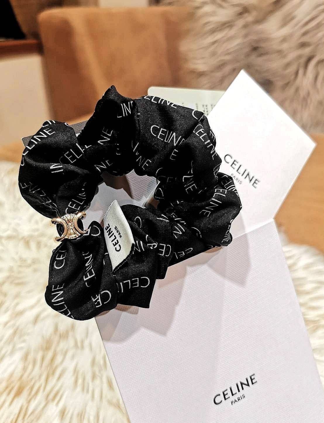 Celine Scrunchy Rayure Bracelet in Brass / CELINE BRACELET WITH TRIOMPHE GOLD AND SILK ที่รัดผมที่ไม่ใช่เพียงรัดผมแต่เป็นเครื่องประดับในสไตล์สาว LISA ที่ต้องอยู่ที่ข้อมือเท่านั้น! จนถือเป็นซิกเนเจอร์ที่โดดเด่นจนแฟนๆทั่วโลกต้องจดจำ วัสดุทอจากไหมทั้งเส้นลาย