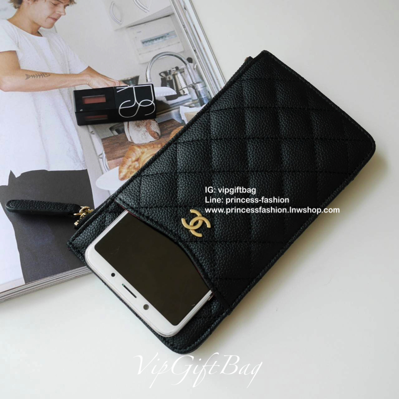 พร้อมส่งที่ไทยแล้วค่ะ♡♡ **สำหรับคนชอบพกน้อย **กะทัดรัด แนะนำรุ่นนี้คะ งานพรีเมี่ยมกิ้ฟท์จากเค้าเตอร์ต่างประเทศ กระเป๋าสตางค์ทรงสวย สะดุดตา หนังสัมผัสลายด้าน จากแบรนด์ CHANEL (GWP) ด้านหน้ามีโลโก้แบรนด์ CC สีทองหรู **อะไหล่สีทองทั้งใบ มีช่องซ