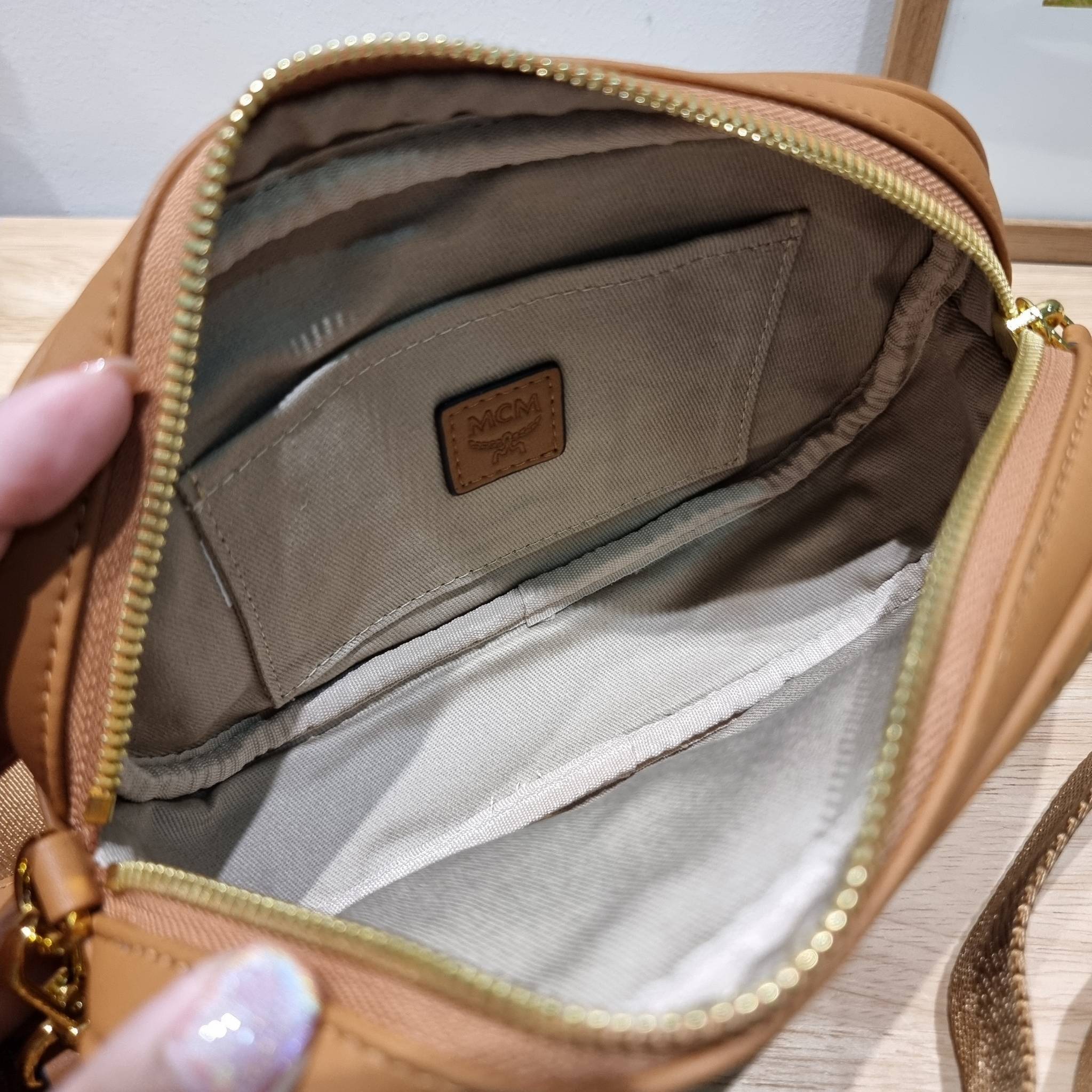 ORI | M.C.M ESSENTIAL MULTI POCHETTE BAG IN VISETOS กระเป๋าสะพายมัลติฟังก์ชั่น ดีไซน์กระเป๋าทรง pouch 3 ชิ้นสุดคุ้ม สามารถประกอบเข้าด้วย หรือแยกชิ้นใช้งานได้หมด ครบครันตอบโจทย์ทุกลุค