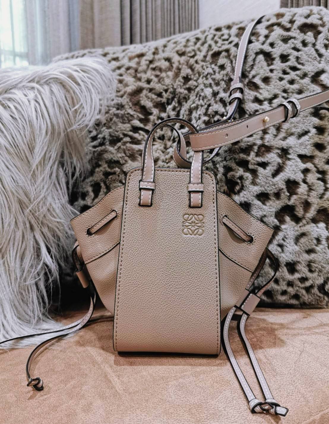 LOEWE HANDLE & SHOULDER BAG GIFT WITH PURCHASE (GWP) กระเป๋าถือหรือสะพายหนังแท้พรีเมี่ยมกิ๊ฟ Limited จาก LOEWE PERFUME DUTYFREE รุ่น Rare items สุดๆวัสดุหนังแท้ Calfskin หนังสวยดีไซน์คงเอกลักษณ์แบรนด์ สามารถปรับใช้ได้หลายทรงด้านข้างมีหูรูดปรับขยายทรงได้ภา