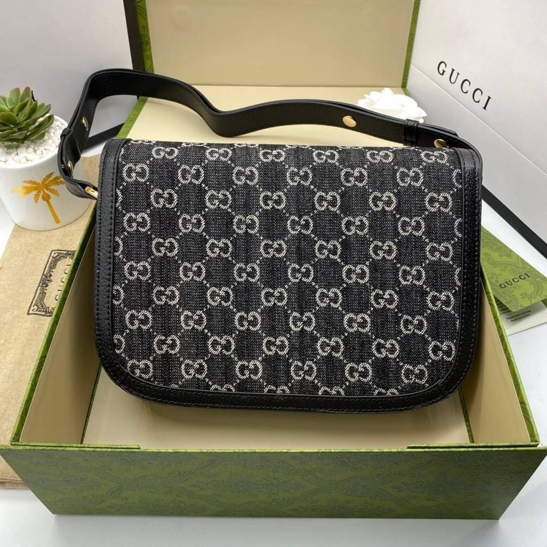 หนังแท้ Gucci Horsebit 1955 shoulder bag Black and ivory GG denim jacquard สีดำเดนิมสวยมากกกก มีมาน้อยนะคะ ที่สุดของรุ่นที่ฮอตหนักมาก คอลเลคชั่นที่ยอดขายดีตั้งแต่วันแรกที่ลง shop ด้วยรูปทรงที่กะทัดรัด ตอบโจทย์ได้ทุกลุค ทุกไลฟ์สไตล์ ใช้งานได้ง่ายคล่องตัว เ