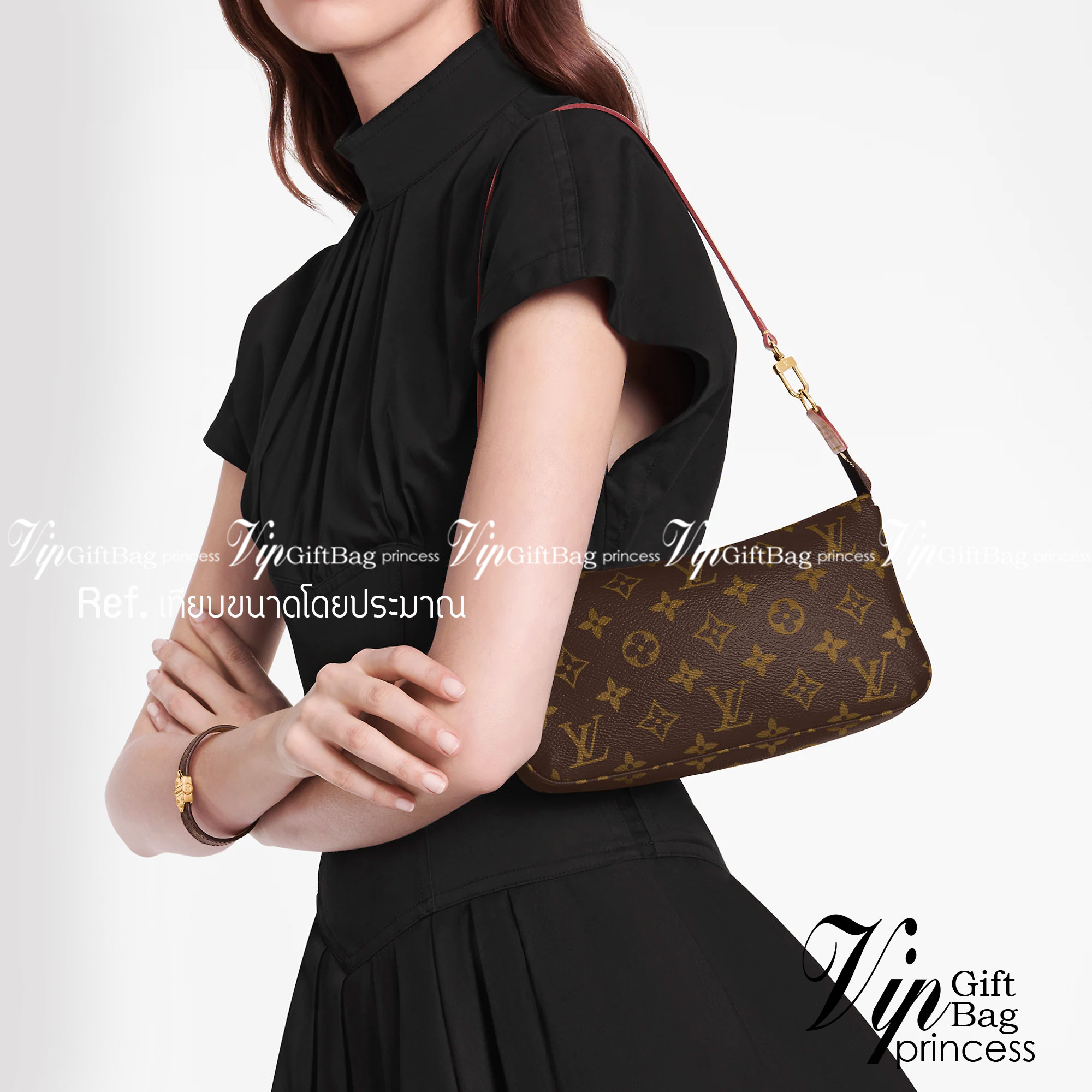 LV POCHETTE ACCESSOIRES กระเป๋าสะพายทรงพอช สุดฮอต ดีงาม ดีไซน์คลาสสิควินเทจ ขนาดกำลังสวย ประหยัดพื้นที่ มาพร้อมสายคล้องโซ่ และสายสะพายหนัง เป็นไอเท็มที่เหมาะในทุกโอกาส สะพายปรับลุคได้หลายสไตล์ รับรองคุ้มค่าจริงๆจ้า