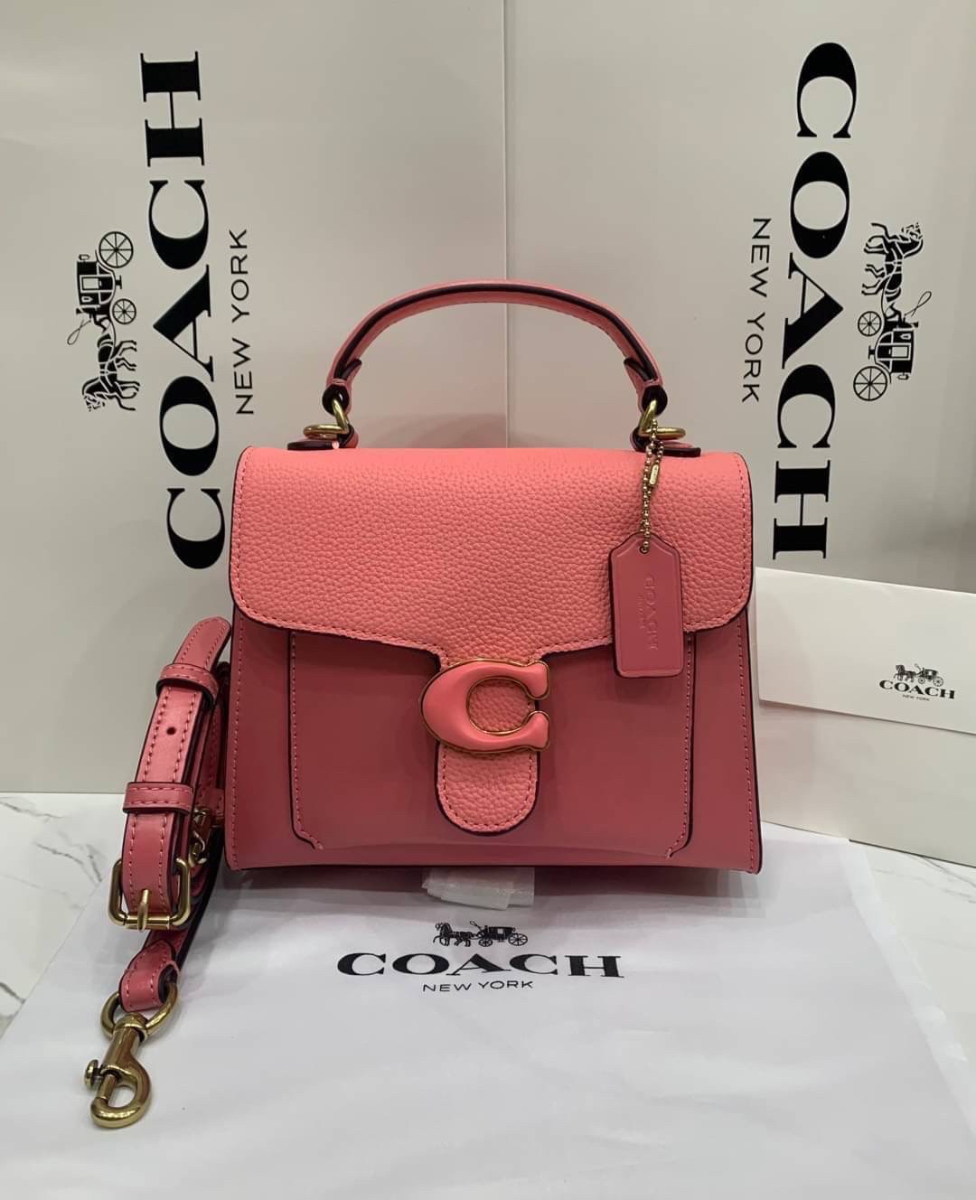 COACH TABBY TOP HANDLE 20 พร้อมส่งที่ไทยค่ะ! กระเป๋าหิ้ว//สะพายข้างได้ หนังแท้อย่างดี กหนึ่งใบทำหนังสองลายได้อย่างสวยงาม พร้อมโลโก้รุ่นใหม่ล่าสุดดูดีมากๆค่ะ เปิดปิดกระเป๋าแบบกดล็อค ภายในมีช่องหลักสองช่อง ใส่มือถือได้ทุกรุ่น;กระเป๋าเงินใบกลางได้;ของจำเป็นจ