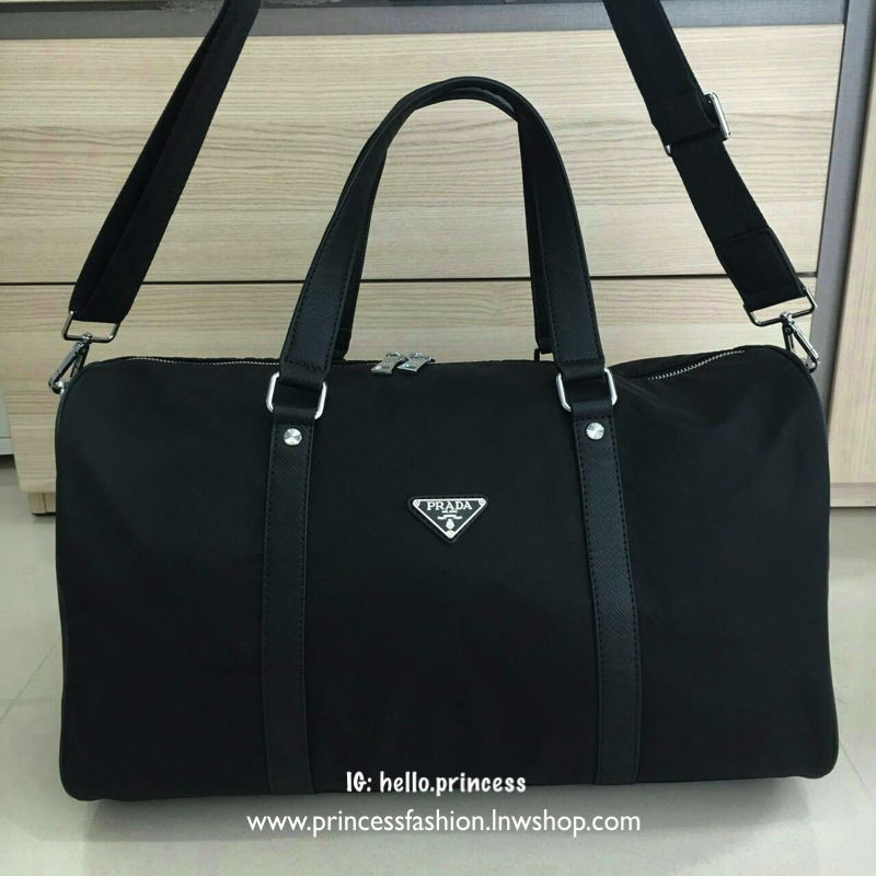 ของมันต้องมี♡ มาใหม่กับ กระเป๋าทรง Travel Bag ใส่ของได้เยอะมาก ไปต่างประเทศได้สบายคะ หมดห่วง *ผู้หญิงทุกคนต้องมี ตัวกระเป๋าทำจากผ้า Nylon อย่างดี สามารถกันน้ำได้ ทรงสวยมากคะ มีความอยู่ทรงในระดับนึงด้านหลังมีช่องซิป มาพร้อมอะไหล่เงิน ด้านในมีป้ายหนั