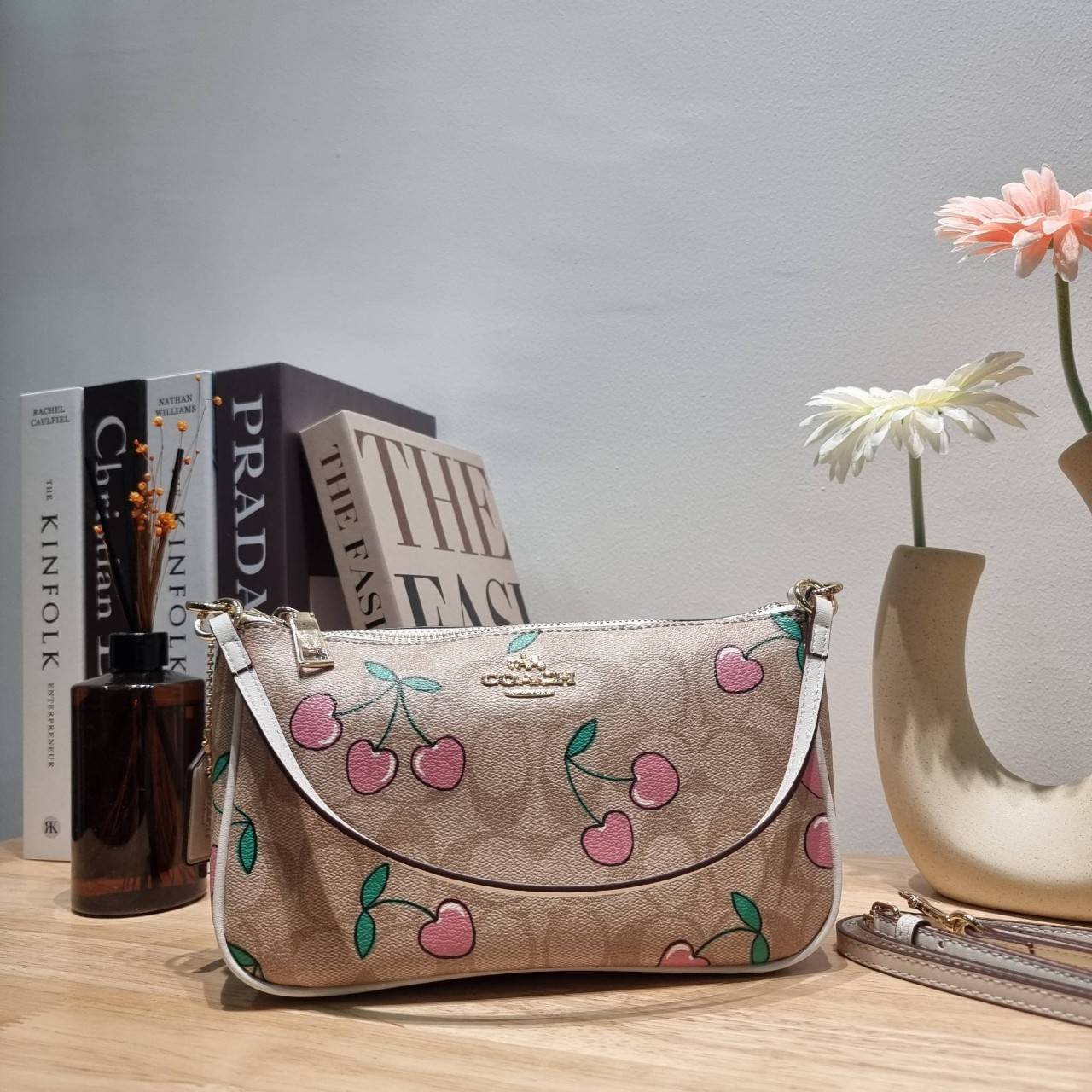 COACH F58321 TOP HANDLE POUCH คอลเลคชั่นสุดฮิต กับดีไซน์ใหม่ น่ารักน่าใช้ทุกแบบ กระเป๋าพอชทรงใช้งานง่าย สะดวก กะทัดรัด วัสดุหนังแคนวาสเคลือบคุณภาพ มาพร้อมสายคล้องในตัว และสายสะพาย crossbody ปรับเปลี่ยนได้ตามสไตล์ อีกหนึ่งไอเท็มที่สาวๆต้องมี ในราคาสุดคุ้ม 