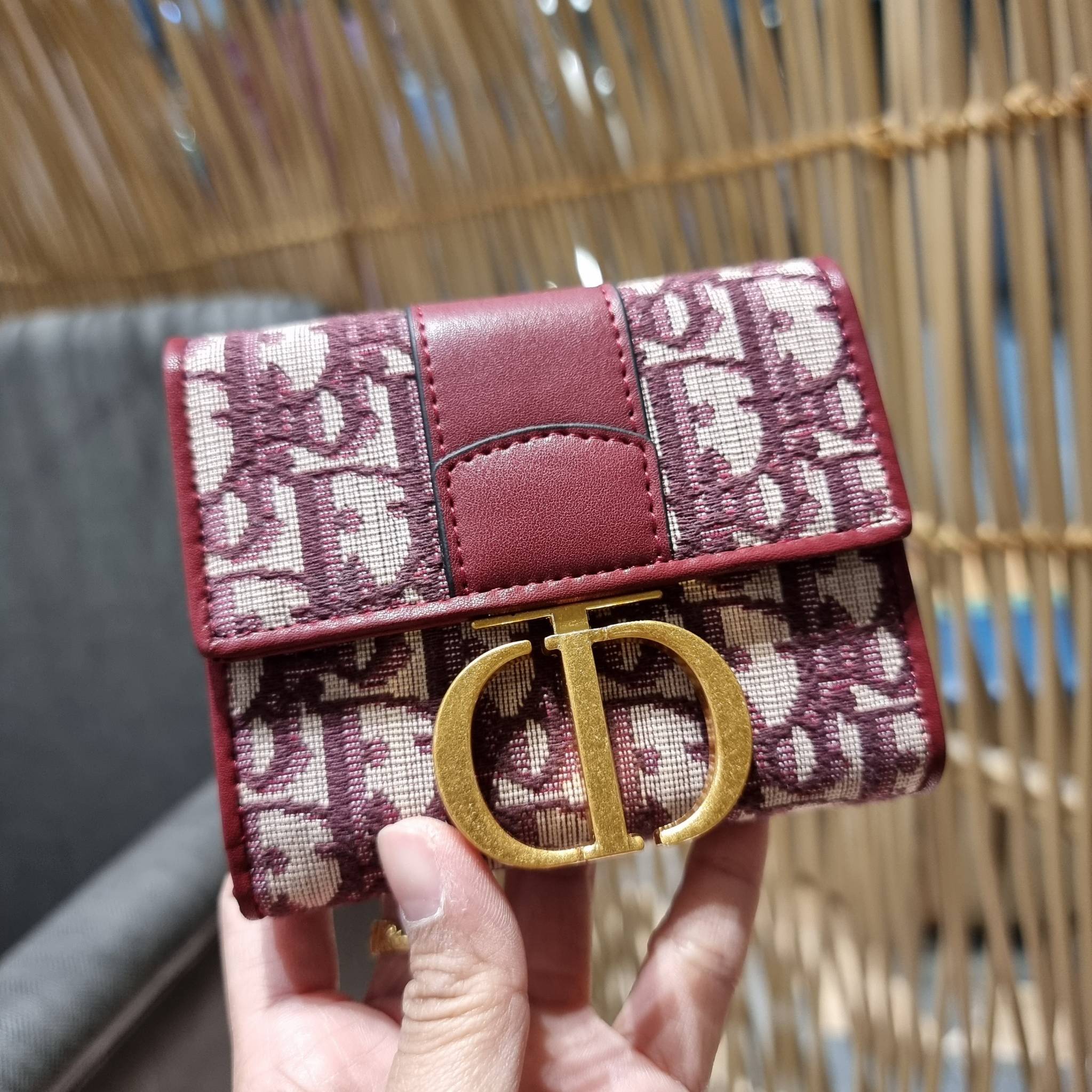 VIP 】CD TRIFOLD WALLET WITH GWP ที่สุดของความคลาสสิค กระเป๋าสตางค์ใบสั้นแบบพับ พรีเมี่ยมกิ๊ฟจากเคาน์เตอร์ วัสดุผ้าแคนวาสปักลาย สลับหนังแท้ภายใน โลโก้สีทองเหลือง สวยวินเทจ โดดเด่นเป็นเอกลักษณ์ ภายในมีช่องใส่บัตร ใส่ธนบัตร ใส่เหรียญได้ คัดมาให้แบบปังๆ ต้องจ