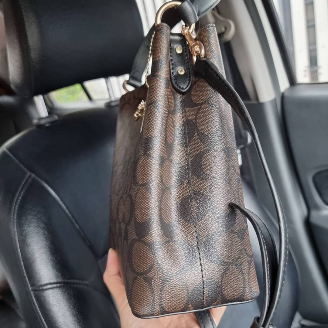 COACH 2312 SMALL TOWN BUCKET BAG IN SIGNATURE CANVAS รุ่นยอดนิยมใบเล็กมาครบสีแล้วจ้า กระเป๋าทรงบัคเก็ต สีผู้ดี๊ผู้ดี ตัวกระเป๋าดีไซน์คลาสสิคลายซี ดูโดดเด่น วัสดุหนังแคนวาสเคลือบลาย สวยคมทุกมุมจริงๆ!! เปิด-ปิดด้วยกระดุมแม่เหล็กทั้ง 2 ฝั่ง ภายในเป็นช่องโล่ง