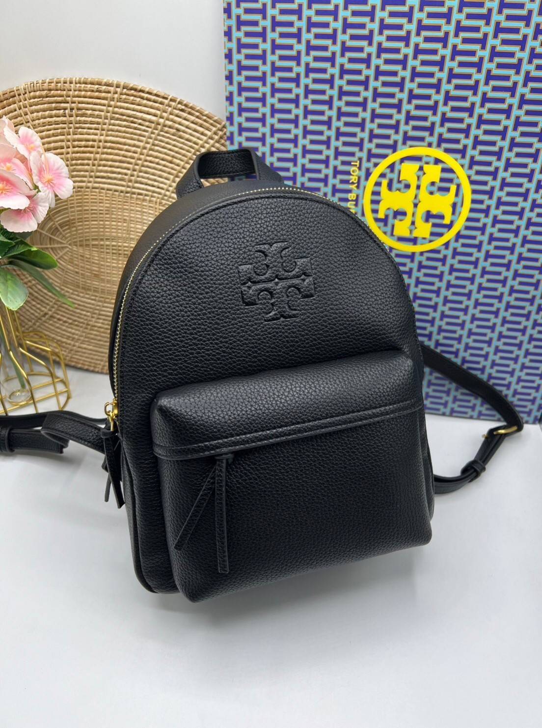 ory Burch Thea Mini Backpack คอลเลคชั่นใหม่ กระเป๋าเป้ไซส์มินิน่ารัก งานหนังเต็มใบสีดำสุดคลาสสิก ไอเท็มเด็ดที่ใครๆก็ต่างรอคอย!! ภายในเป็นช่องโล่ง ใส่ของสำคัญได้สบายๆ สายสะพายสามารถปรับได้ ใบนี้คุ้มค่าราคามากๆ