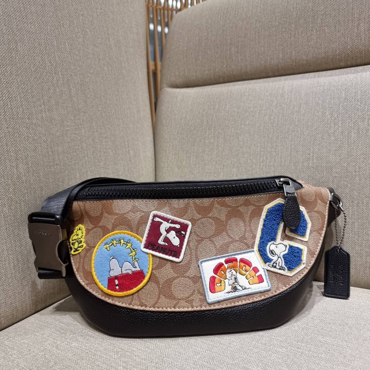 COACH C4028 COACH x PEANUTS WARREN BELT BAG IN SIGNATURE CANVAS WITH VARSITY PATCHES กระเป๋าคาดอกไซส์ใหญ่ คอลเลคชั่นยอดฮิต!! เป็นรุ่นสุดยอดของความคลาสสิค ขนาดสะพายกำลังเท่ คูลๆ ใช้งานง่าย ได้ทั้งหนุ่มๆและสาวๆ วัสดุหนังแคนวาสเคลือบลายสลับหนัง pepble น่าใช้