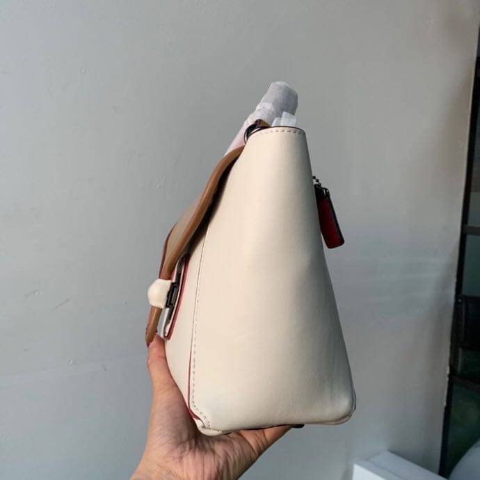 COACH COURIER CARRYALL 23 IN COLORBLOCK SIGNATURE CANVAS พร้อมส่ง 7 แบบ พร้อมส่ง ลุคดูไฮสุดๆค่ะ! กระเป๋าสะพายหนังหรูหราและคลาสสิค หนังแท้ชั้นดีที่สุด น้ำหนักเบา หนังสวยมากก สัมผัสแล้วหลงรักแน่นอนจ้าา😘