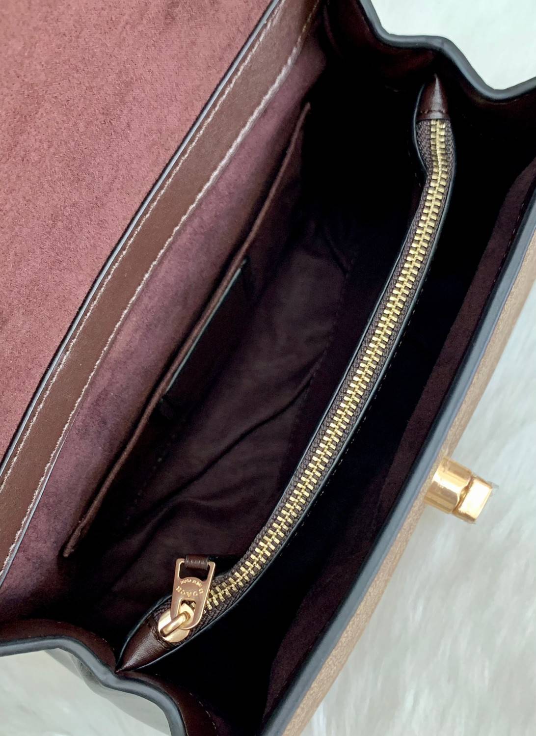 สวย หรู ดูดี รุ่นนี้กัยเลยค่า!! COACH TILLY TOP HANDLE SATCHEL IN SIGNATURE ((76620)) พร้อมส่งความสวย ห้ามพลาดค่ะ! กระเป๋าหิ้ว//คล้องมือ//สะพายข้างได้ ทรงสวย หนังแท้เรียบ+ลายCได้สวยงามค่ะ เปิดปิดกระเป๋าแบบหมุนล็อค ภายในมีช่องหลักใส่ของ2ช่อง สามารถใส่กระเป