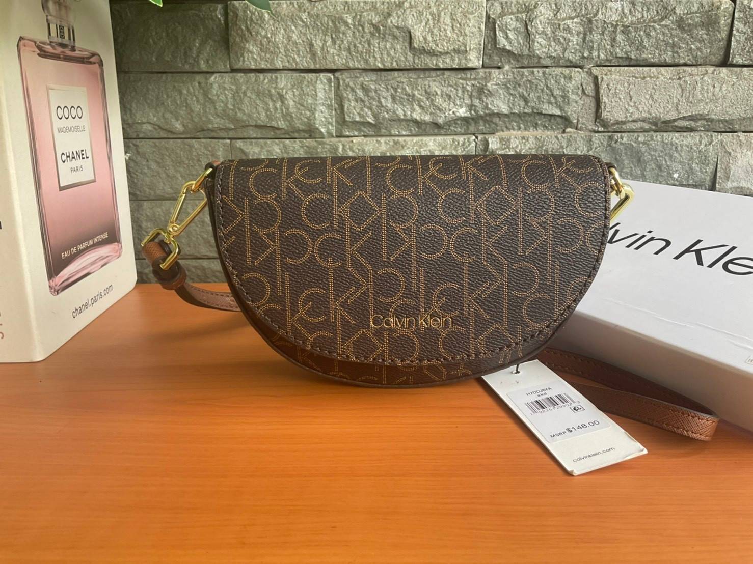 ของแท้ 💯% Calvin Klein Monogram Crossbody Bag กระเป๋าสะพายทรงครอสบอดี้ กระเป๋าคลัทช์ ทรงครึ่งวงกลม ขนาดน่ารัก ลายโมโนแกรมรอบใบ