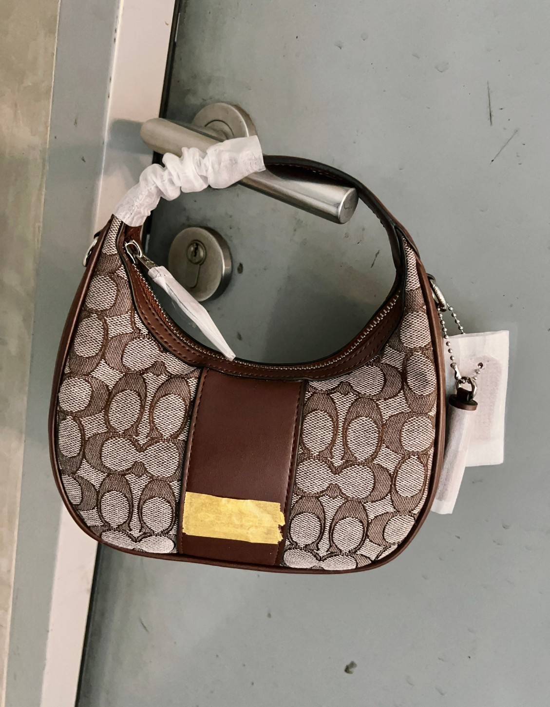 COACH CARMEN MINI CROSSBODY IN SIGNATURE JACQUARD กระเป๋ารูปทรงพระจันทร์โค้งมน น่ารักน่าใช้มากๆ!! เกรดท็อปออริ เกรดดีสุด สลับแท้ 1:1 ใช้ต่างประเทศได้