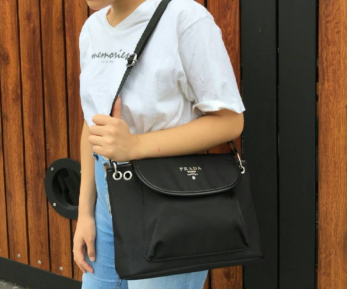 New arrival! จากงานพรีเมี่ยมกิ้ฟ เคาเตอร์ต่างประเทศ Prada nylon รุ่น Limited edition กระเป๋าอเนกประสงค์ สามารถใส่ของได้เยอะมากคะ ด้านหน้าโลโก้อะไหล่เงินทั้งใบ มีช่องซิปหลังฝาเปิด ด้านในมีช่องซิปกลางแบ่งกระเป๋า และยังมีช่องซิป สำหรับสาวๆที่ของเยอะเหมาะมากค