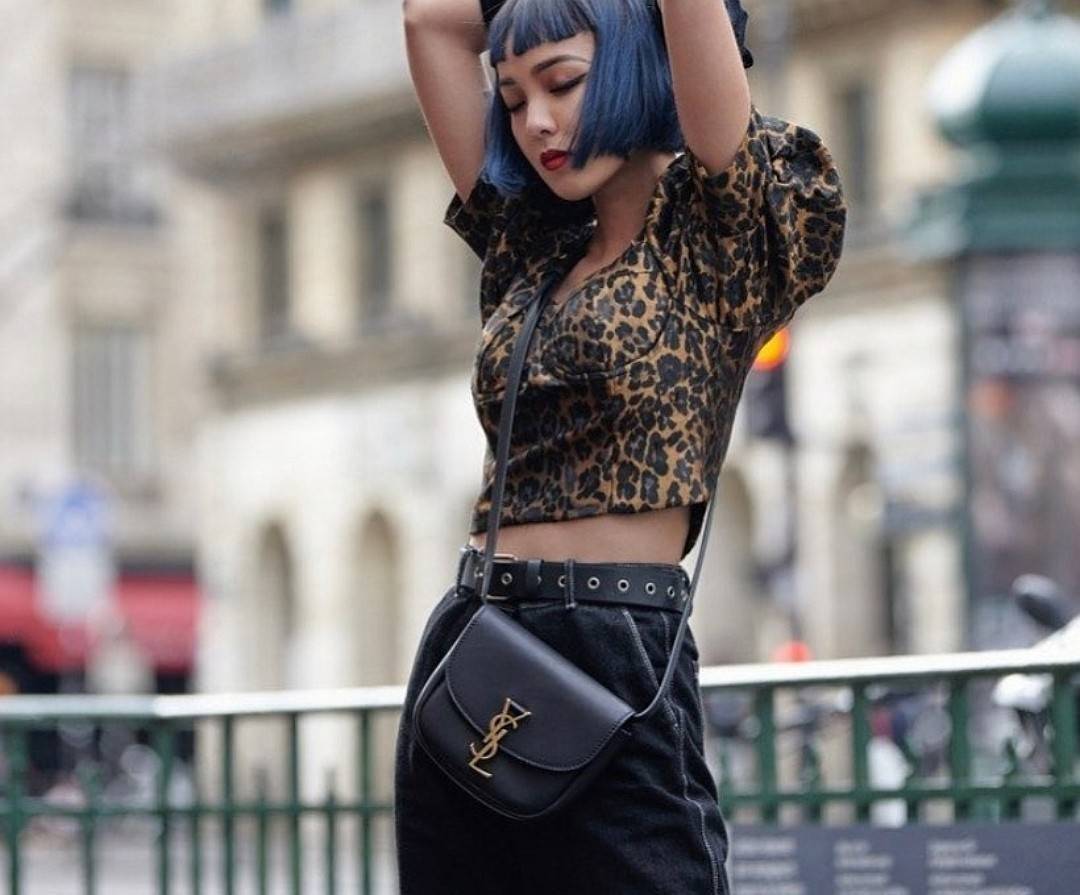 VIP 🥂 สีใหม่พร้อมส่ง! Saint Laurent Kaia Small YSL Plaque Leather Cross Body Bag / YVES SAINT LAURENT YSL BAG VIP วัสดุ Calfskin หนังเรียบอยู่ทรงเปิดปิดด้วยฝาปิดโลโก้แบรนด์อะไหล่ทอง ภายในโล่งมีโลโก้และช่องย่อยสามารถใส่มือถือของใช้จุกจิกได้เยอะ สาย