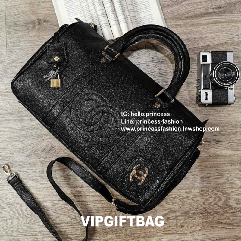 CHANEL CAVIAR LARGE HANDBAG VIP GIFT WITH PURVHASE กระเป๋าเดินทางใบใหญ่รุ่น Limited Edition - GWP พรีเมี่ยมกิ๊ฟของเเท้จาก Chanel Counter หนังคาเวียร์เนื้อหนาสีดำขึ้นลายสวยหรูอยู่ทรง ด้านหน้ามีโลโก้แบรนด์ เปิดปิดด้วยซิปสะดวกใช้ ประดับTAG โลโก้แบรนด์อะไหล่ท