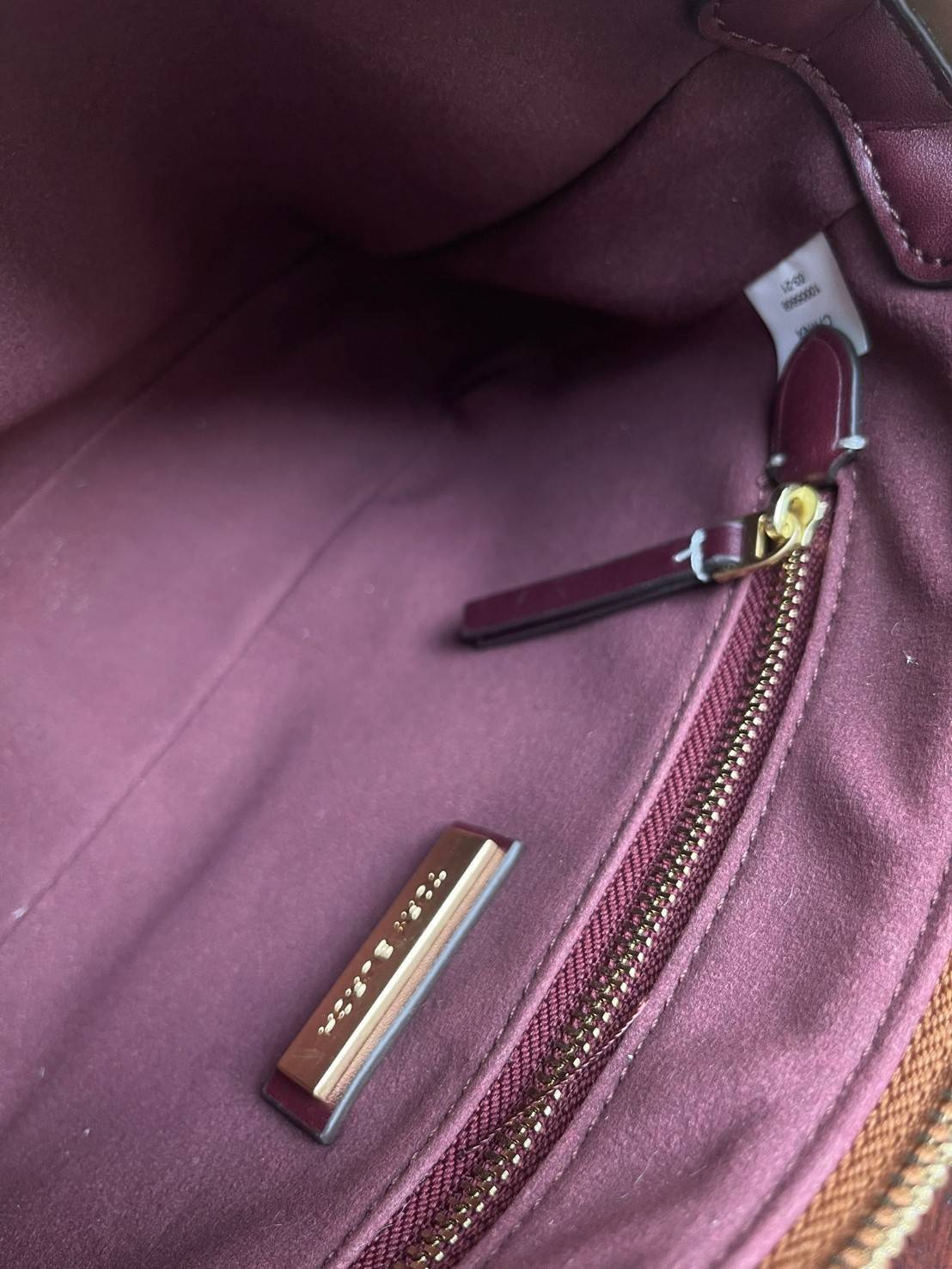 Tory burch T Monogram Jacquard Studio Bag กระเป๋า T Monogram Studio รูปทรงกระทัดรัด มาในสไตล์มินิมอลที่ถูกรังสรรค์อย่างปราณีตด้วยผ้าทอ jacquard เพื่อเฉลิมฉลองโลโก้กราฟฟิก ลวดลายสวยเด่น ดูสะดุดตา ใช้งานได้หลายรูปแบบ การแมทช์กระเป๋าให้เข้ากับการแต่งตัวทุกวั