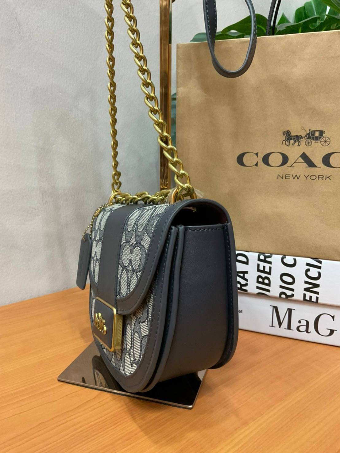 COACH ALIE SADDLE BAG IN SIGNATURE JACQUARD (C4694//C3464) New item!! กระเป๋าสะพายทรง saddle ดีไซน์วินเทจย้อนยุค แฝงความหรูในตัวด้วยอะไหล่สีทองเหลือง โดดเด่นไม่ซ้ำใครแน่นอน วัสดุผ้า jacquard สลับหนังแท้ ภายในเป็นช่องโล่ง มาพร้อมสายสะพายครอสบอดี้ ที่สามารถ
