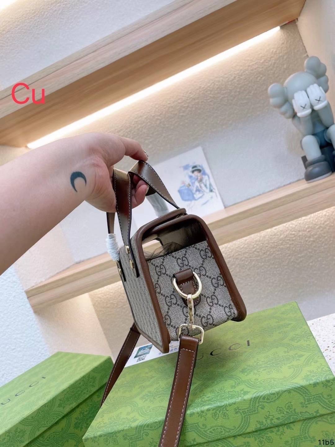 Gucci Horsebit 1955 mini top handle bag กระเป๋าทรงกล่องคอลเลคชั่นใหม่ล่าสุด ดาราเซเลปใช้กันเพียบ ดีไซน์สวย เชื่อได้เลยใบนี้สาวๆต้องหลงรัก จนวางไม่ลงเลยน้า ภาพถ่ายจากงานขายจริง ใช้งานต่างประเทศได้