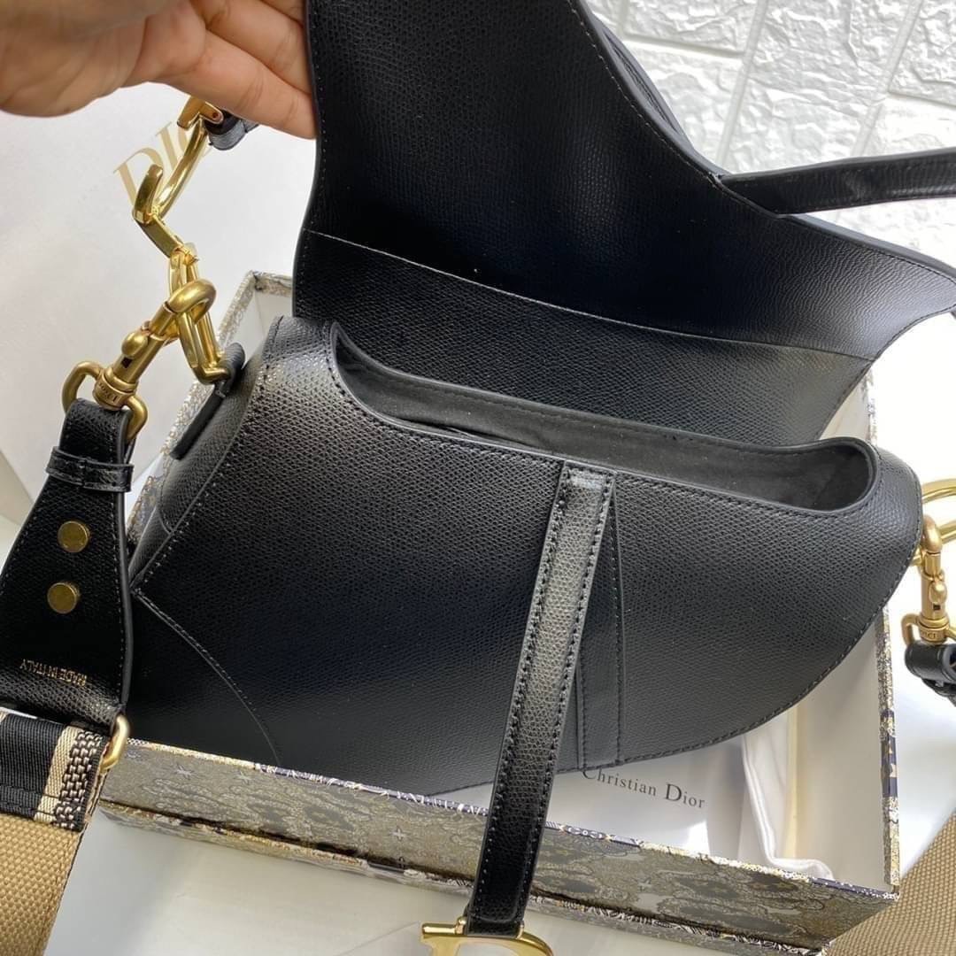 หนังแท้ DIOR SADDLE BAG with strap กระเป๋ารุ่นยอดนิยมตามแบบฉบับแบรนด์ งานออริหนังแท้ทั้งใบ ใช้งานได้ 2 แบบ สะพายยาว CROSSBODY และสายสั้นถือได้เก๋ๆ ลุคนี้คูลสุดๆ เลยค่าา ภาพถ่ายจากสินค้าจริง! สวยมาก พร้อมส่งที่ไทยราคาสุดคุ้ม สาวๆ ห้ามพลาดค่ะ!