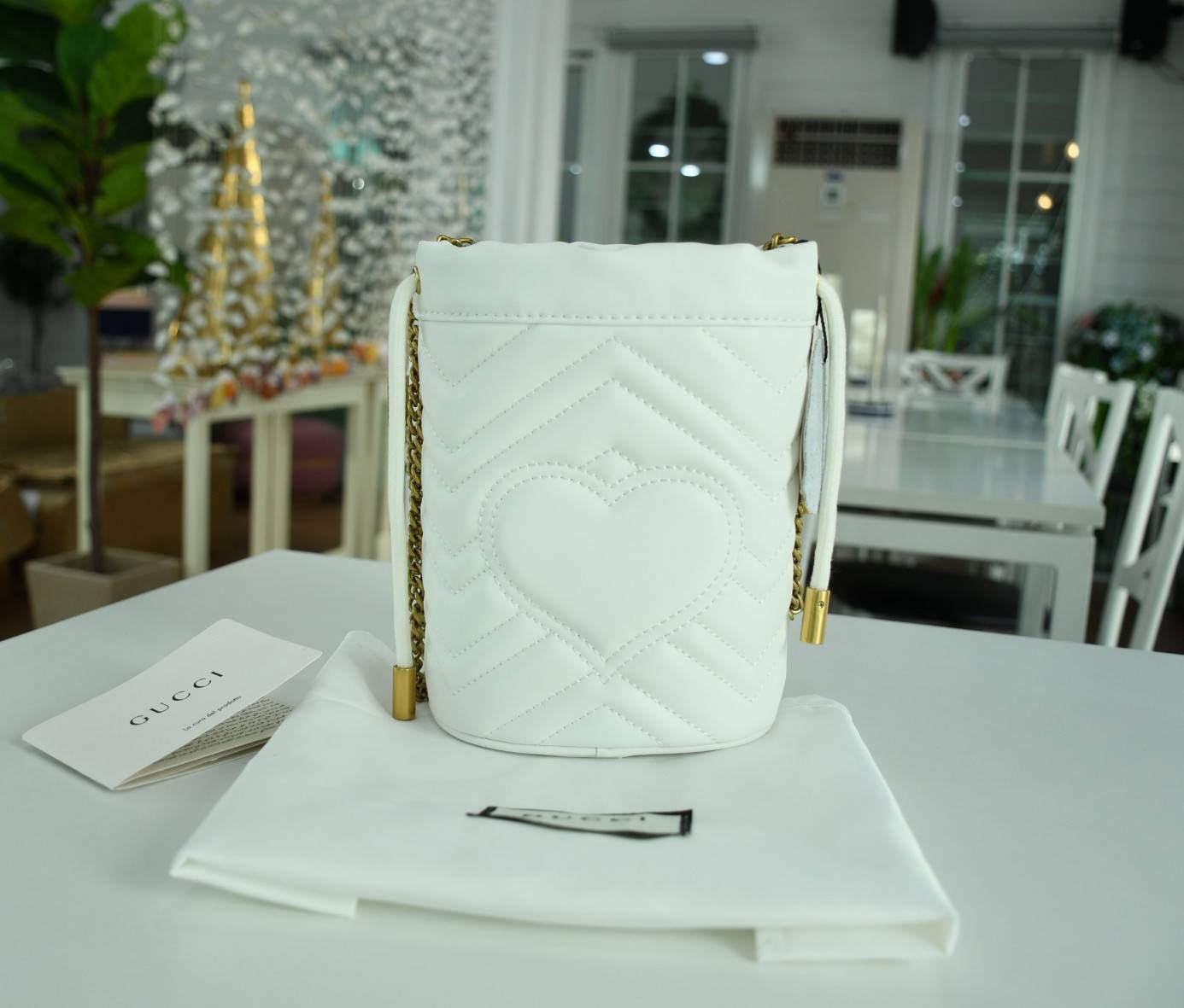 VIP 】Gucci GG Marmont mini bucket bag กระเป๋าสะพายข้าง Premiumgift วัสดุหนังแท้ ด้านในโล่ง มีช่องใส่บัตร3ช่อง ใส่กระเป๋าตังค์ ใส่โทรศัพท์ Iphone+ ได้ สายโซ่ยาว Crossbody ได้ ถอดสายได้ น้ำหนักเบา มาพร้อมถุงผ้าแบรนด์ ใบนี้คือที่สุด คุณหนูมากมาย ไม่ควรพลาดเล