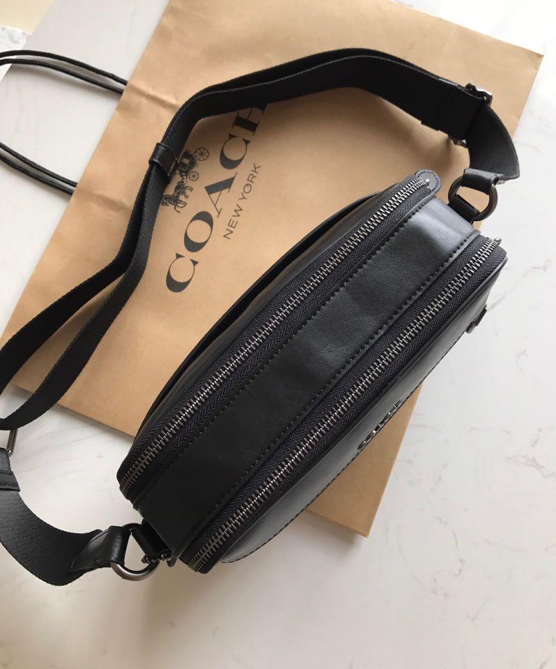 COACH GRAHAM CROSSBODY IN SIGNATURE CANVAS (COACH C4149) กระเป๋าครอสบอดี้รุ่นยอดฮิตสำหรับหนุ่มๆ ที่สาวๆก็ใช้ได้!! รูปทรงดีไซน์คลาสสิค ใช้งานสะดวก วัสดุหนังแคนวาสเคลือบลาย เปิด-ปิดด้วยซิป ภายในเป็นช่องโล่ง ใส่ของสำคัญได้ครบ สายสะพายปรับได้ตามตัว มีมาให้ช้อ