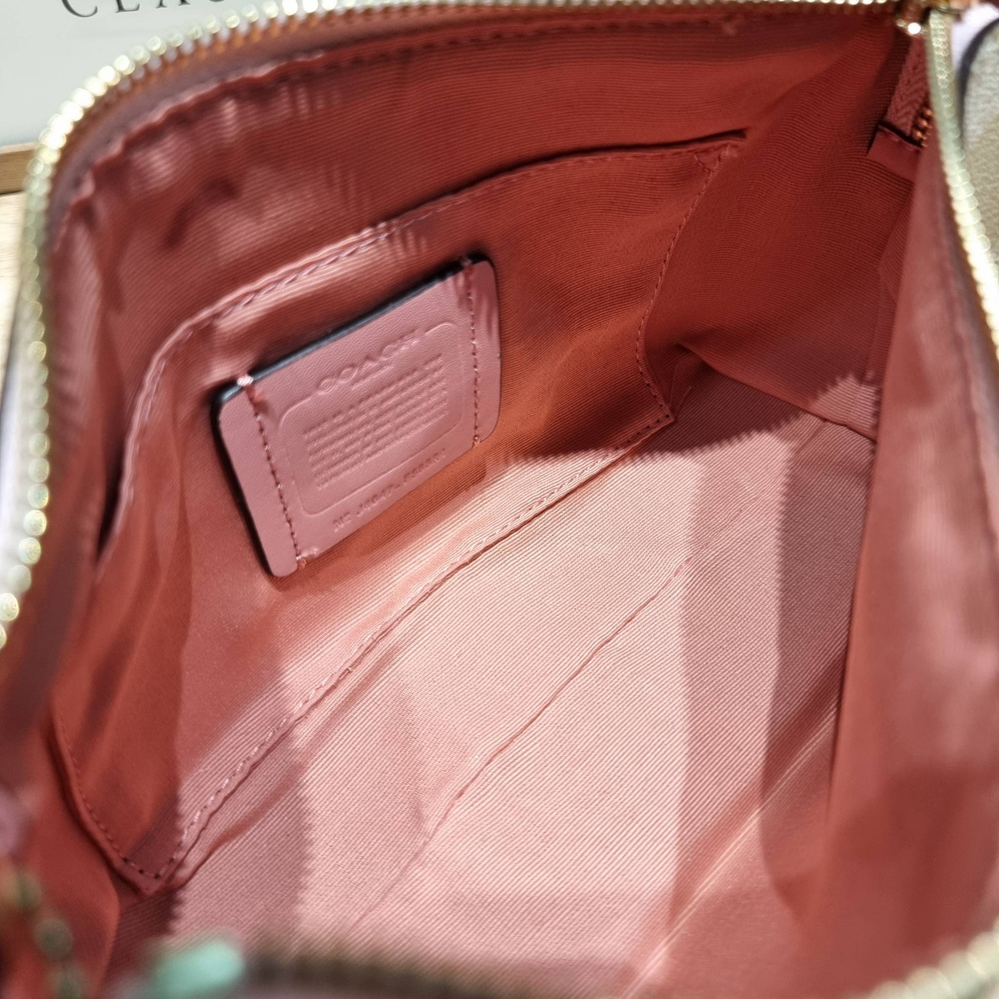 COACH TOP HANDLE POUCH F58321 พร้อมส่ง 9 สี กระเป๋าทรงพอช ยอดฮิต ยกขึ้นแท่น ด้วยดีไซน์ที่ออกมาให้ใช้งานได้ง่าย ขนาดกำลังเหมาะ
