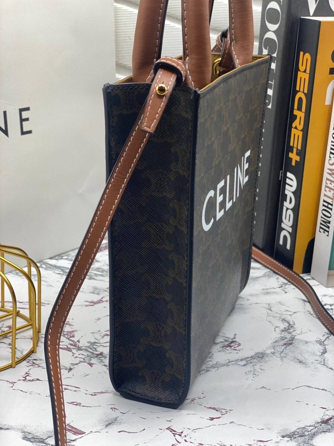 หนังแท้ CELINE MINI VERTICAL CABAS IN TRIOMPHE CANVAS AND CALFSKIN WITH CELINE PRINT / CELINE TOTE พร้อมส่งที่ไทย กระเป๋าโท้ททรงตั้ง CABAS TRIOMPHE ขนาดมินิ 17cm งานหนังแท้ CALFSKIN ทั้งใบ พร้อมหูหิ้วสองข้างและสายสะพายหนังแบบถอดได้ ภาพสินค้าถ่ายจากงานขายจ