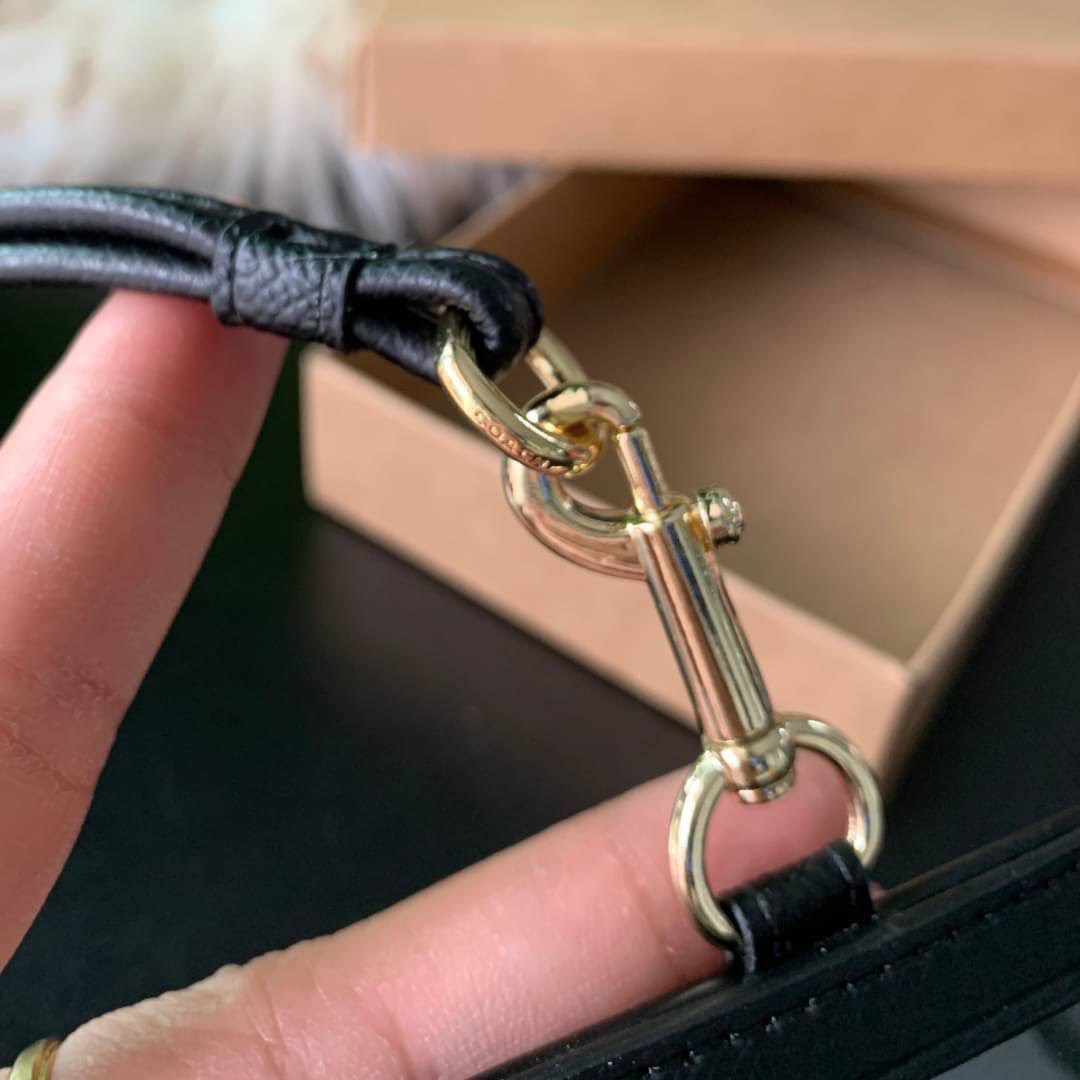 COACH F63274 ID LANYARD IN SIGNATURE COATED CANVAS กระเป๋าใส่บัตรคล้องคอ ลาย C ทั้งใบ ด้านหน้าตกแต่งชื่อแบรนด์ สวยมากกก ใส่บัตรพนักงาน และบัตรต่างๆ มาพร้อมสายคล้องคอ สายถอดออกได้ ตัวกระเป๋ามี 3 ช่องค่ะ