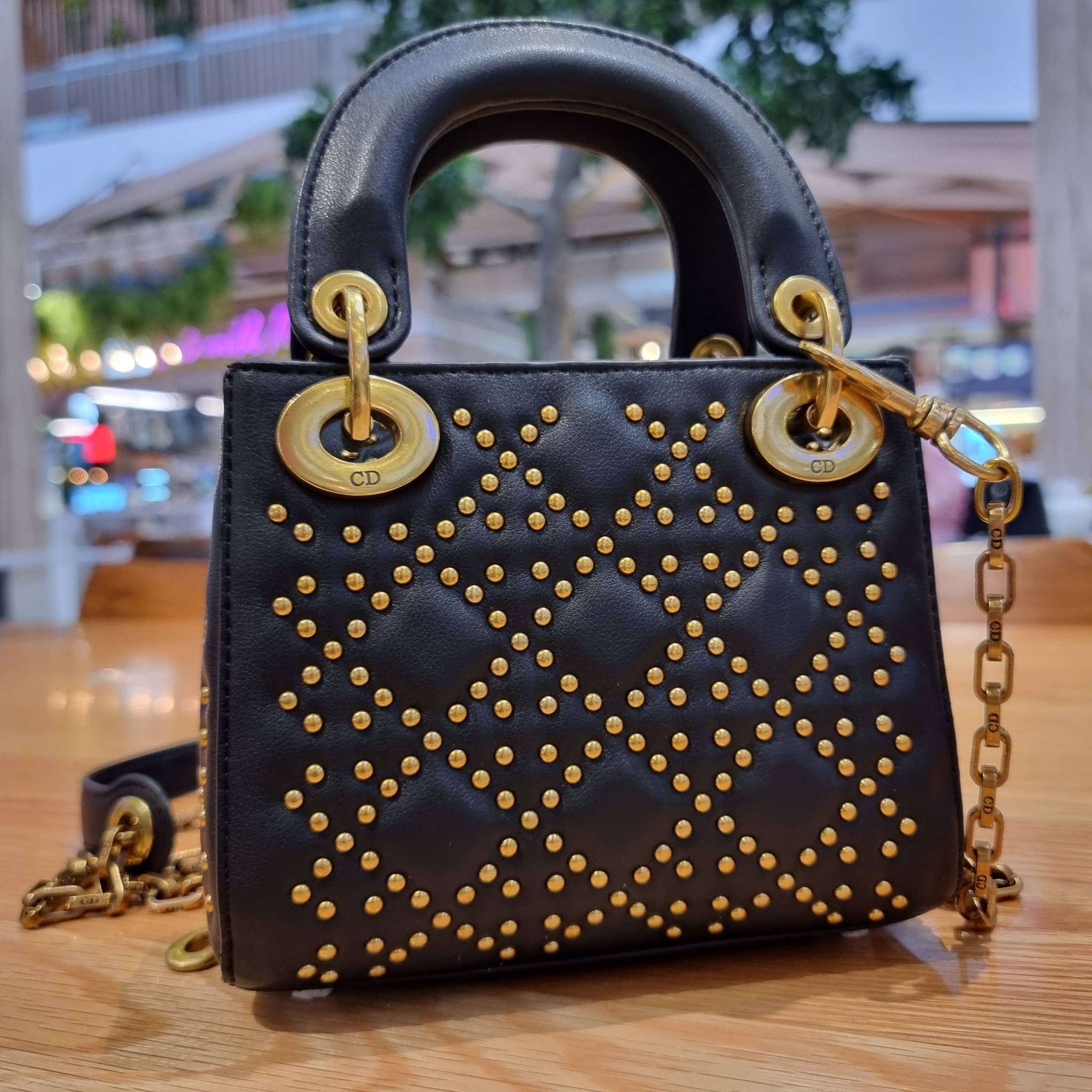 DIOR CD MINI LADY STUDDED BAG กระเป๋าสะพายข้างพรีเมี่ยมกิ๊ฟสุดฮอต ดีไซน์ตกแต่งหมุดเต็มใบ ไม่มีคือพลาด หรูจริงอะไรจัง ทรงกล่องคลาสสิค วัสดุหนังแท้ โดดเด่นด้วยพวงกุญแจโลโก้สีทองลิมิเต็ด มีหูจับในตัวและสายครอสบอดี้สุดเลิศ แต่งเติมดีเทลอัพราคาไปอีก ภายในเป็นช