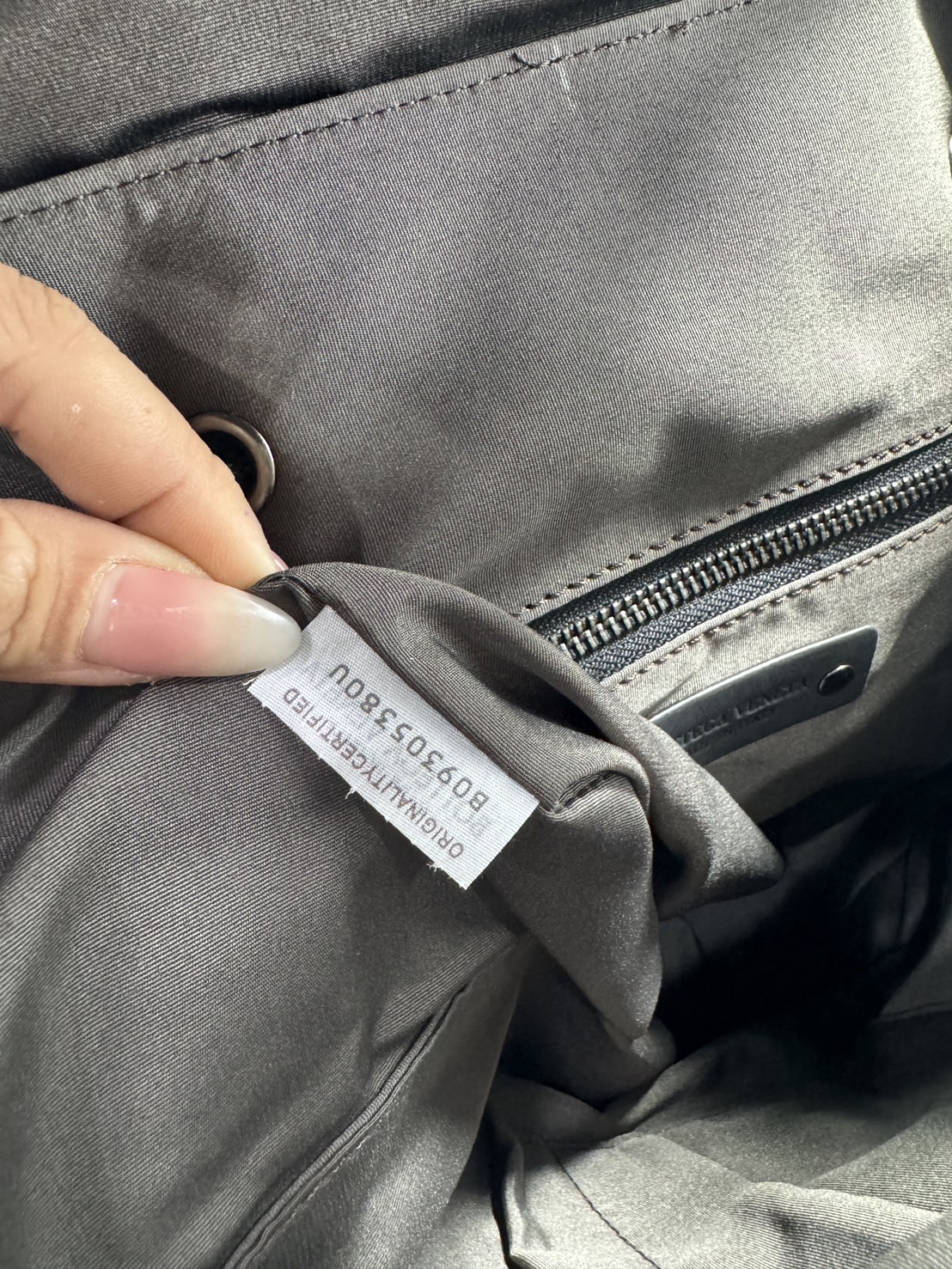 ORI หนังแท้ | Bottega Veneta Shadow Signature Flap Backpack กระเป๋าเป้ กระเป๋าสะพายหลัง โดดเด่นด้วยงานสานตารางสวยคลาสสิคเรียบหรูเป็นเอกลักษณ์ ดีไซน์เรียบง่าย แต่ดูแพง กิมมิคที่ใครๆก็อยากเป็นเจ้าของ