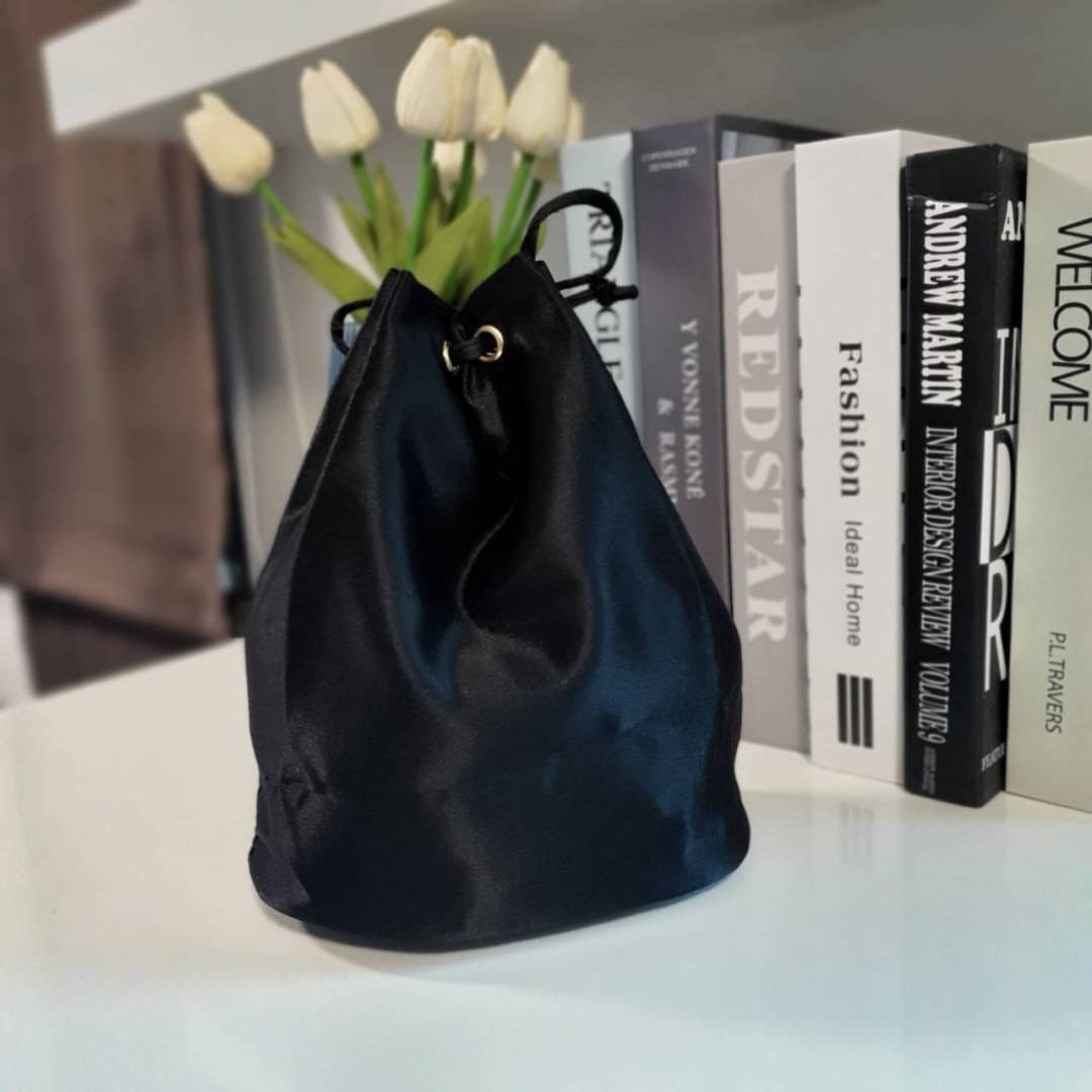 พรีเมี่ยมกิ๊ฟแท้ 100% Prada กระเป๋าใส่เครื่องสำอางค์เอนกประสงค์ หรือ Cosmetic Bag ไซส์น่ารักทรงขนมจีบ